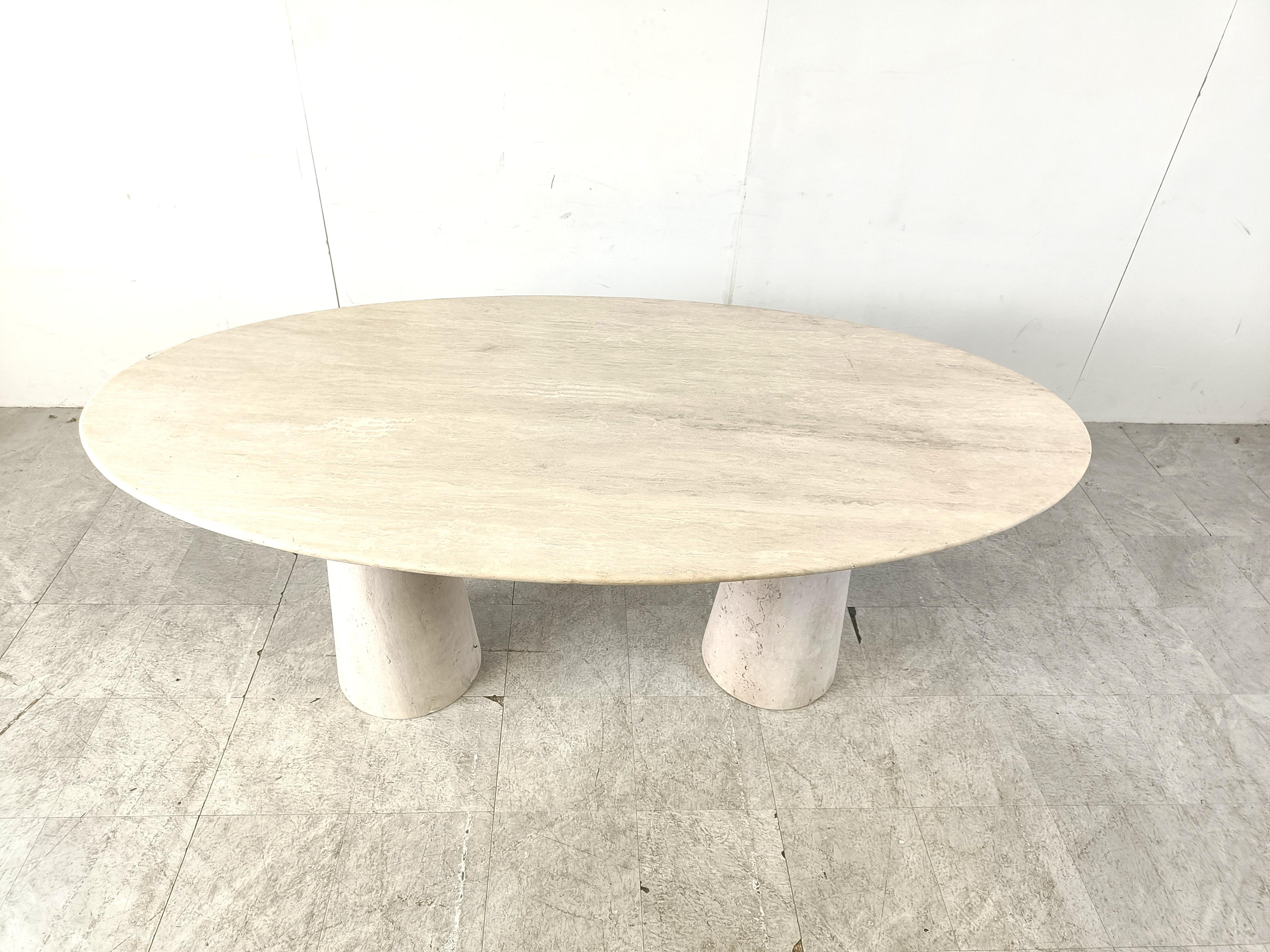 Elegante table de salle à manger en travertin avec deux socles coniques. 

Magnifique travertin coloré avec un joli motif.

Une table intemporelle et très belle qui s'adapte à la plupart des intérieurs.

Bon état. 

Dimensions :
Hauteur :
