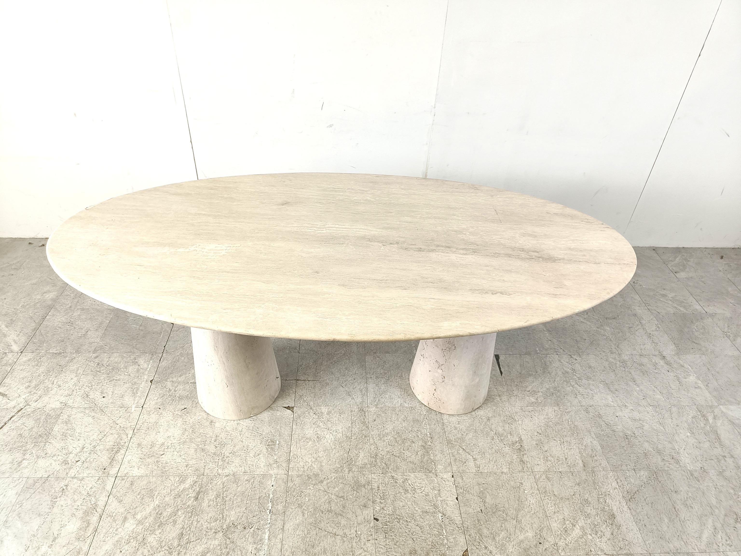 Elegante table de salle à manger en travertin avec deux socles coniques. 

Magnifique travertin coloré avec un joli motif.

Une table intemporelle et très belle qui s'adapte à la plupart des intérieurs.

Bon état. 

Dimensions :
Hauteur :