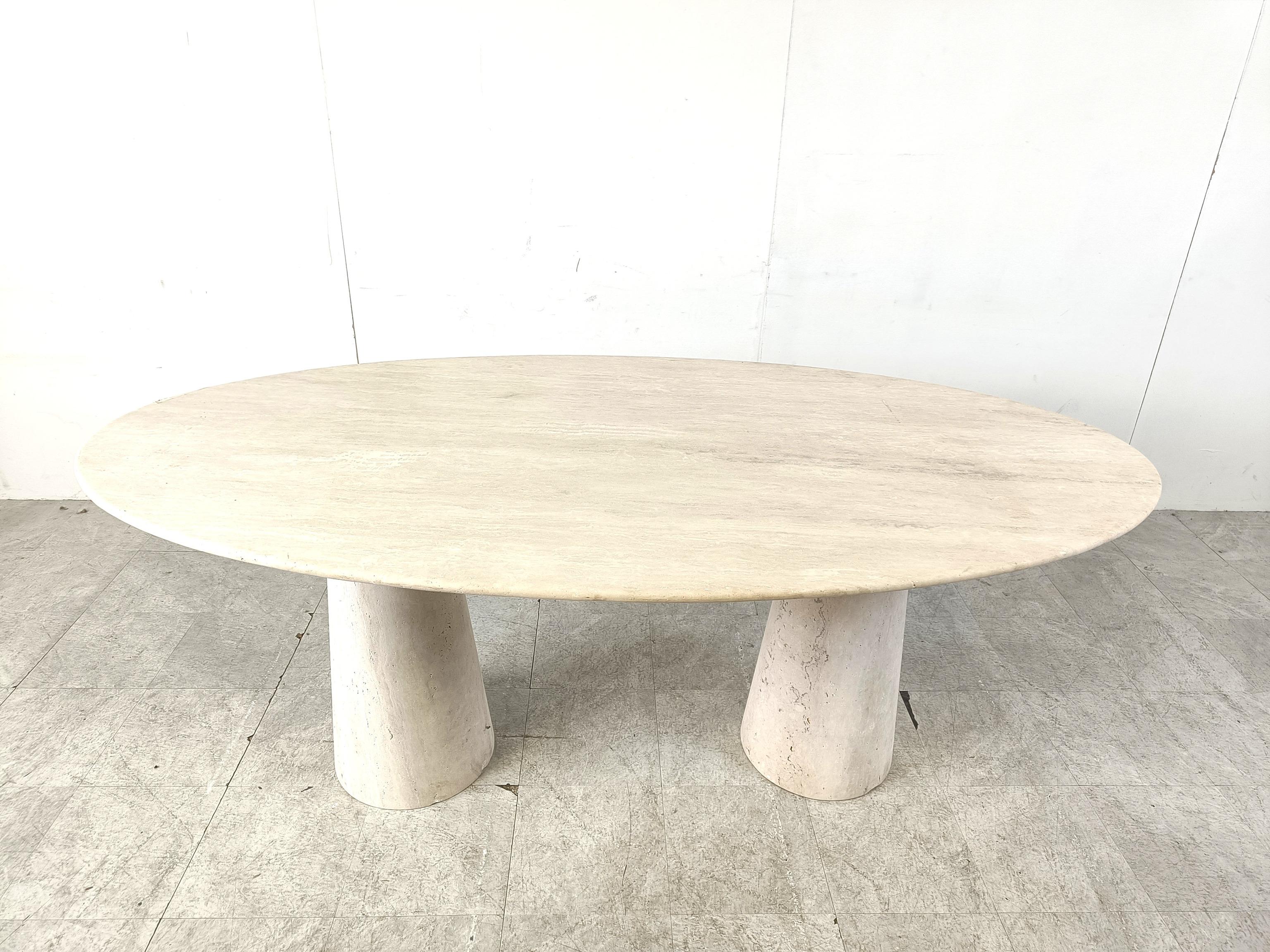 Mesa de comedor vintage ovalada de travertino, años 70 Italiano