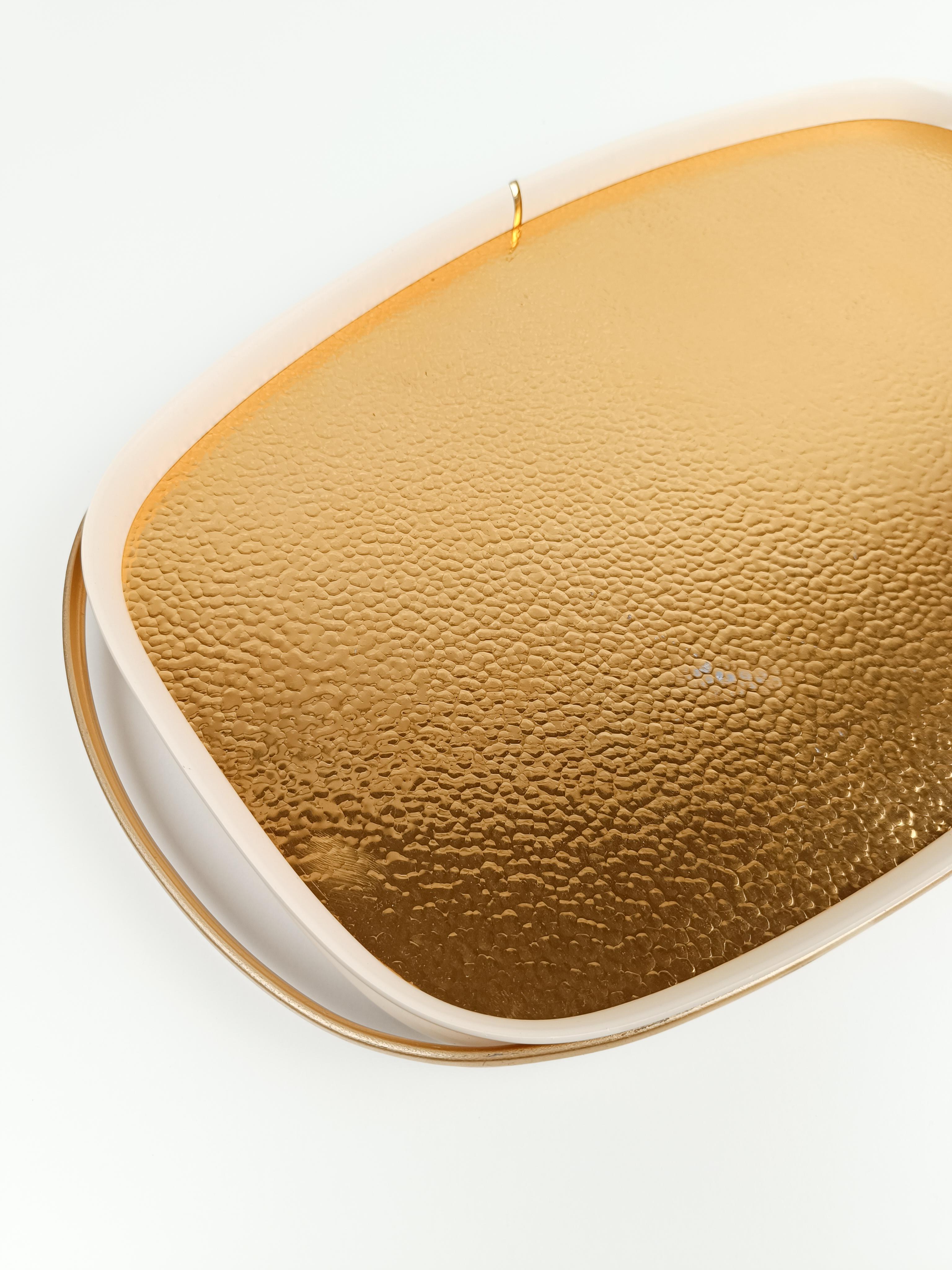 Vintage Oval Tray in Gilded Hammered Aluminum and Ivory Plastic, Italy 60s For Sale 8