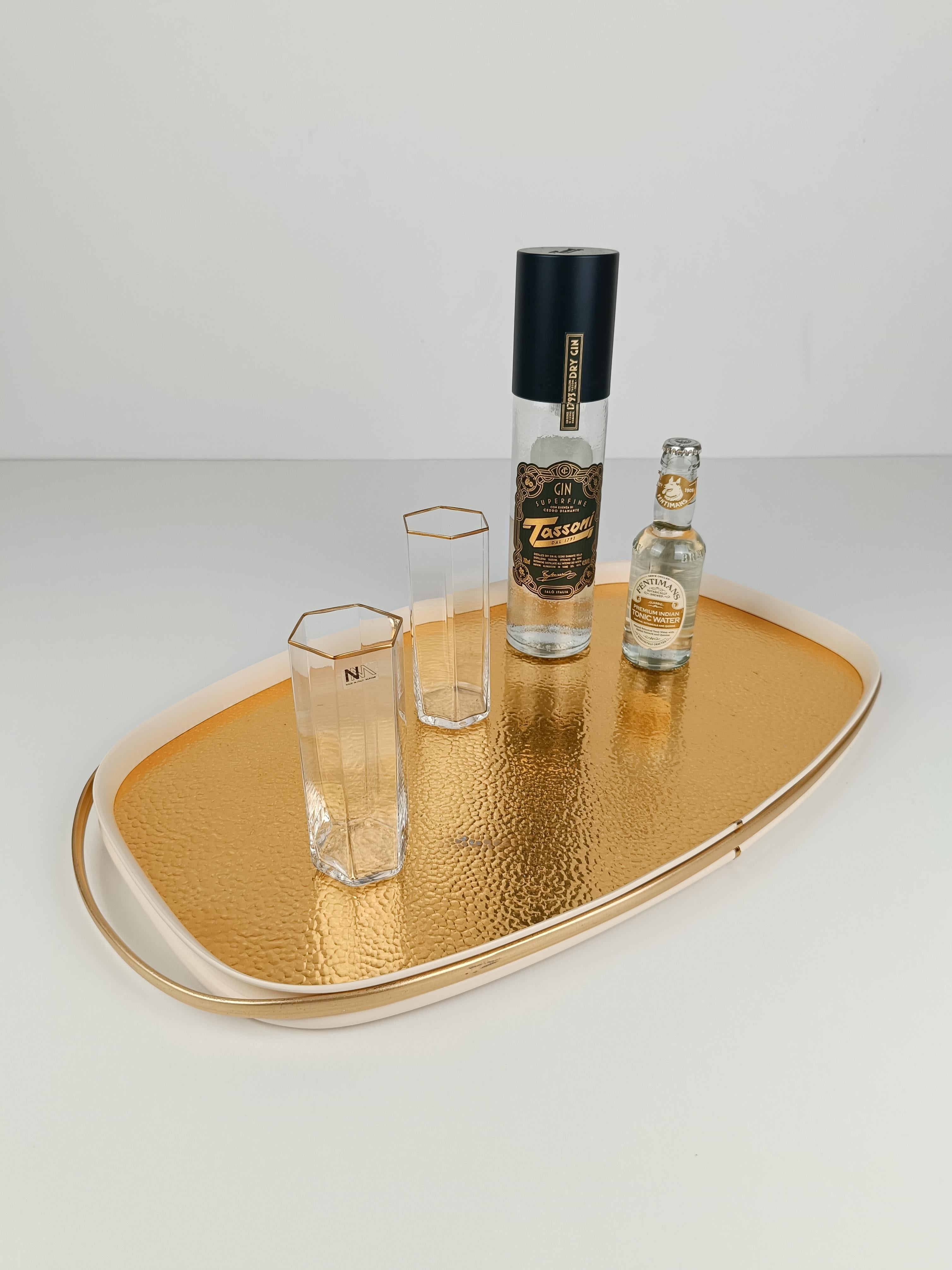 A vintage tray most likely made in Italy between the 50s and 60s that winks at the style in vogue in the United States between the 20s and 50s inspired by Hollywood's Golden Era.
Gilding, chrome and lacquer, Every detail exudes luxury in the