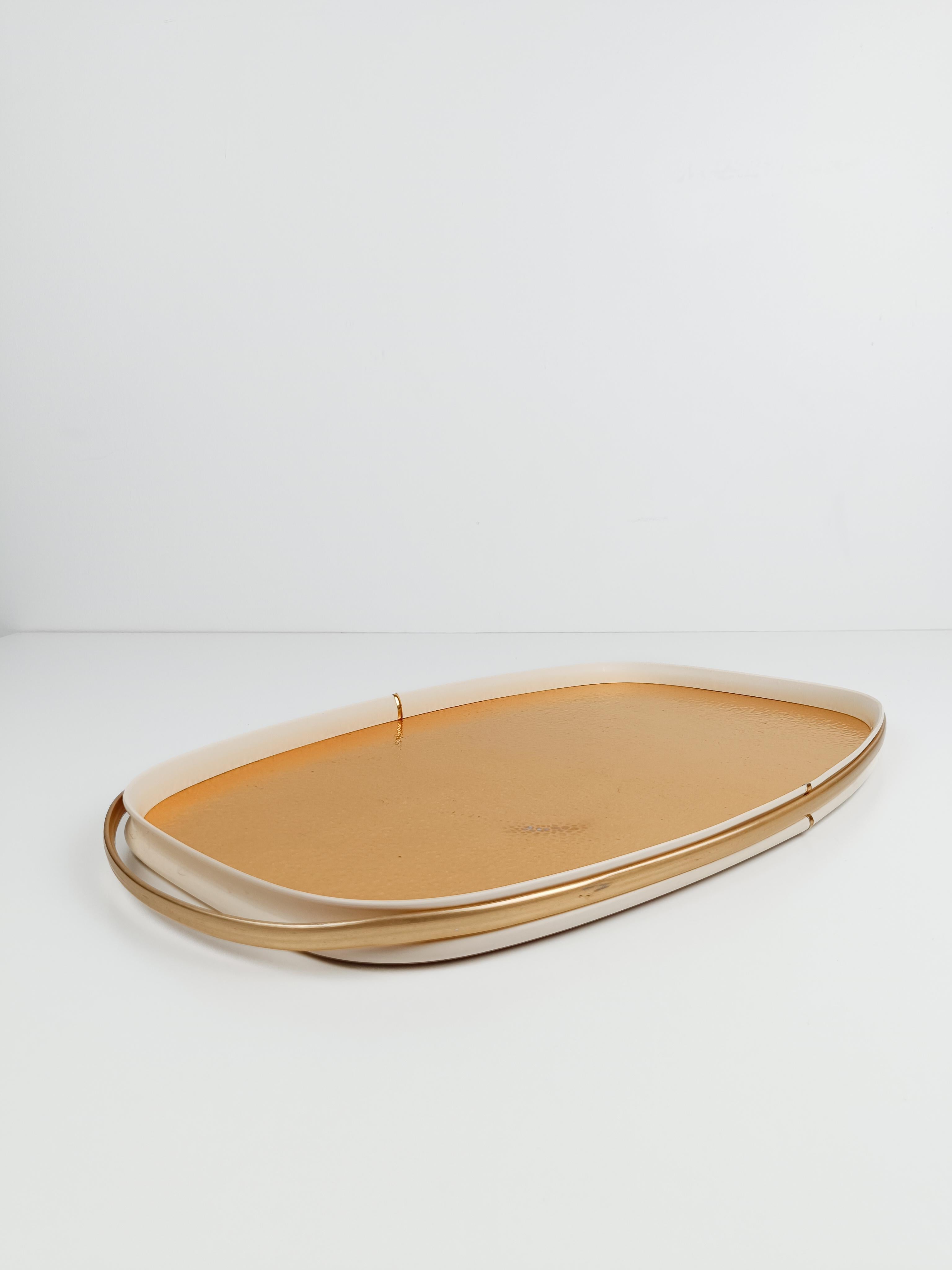 Mid-Century Modern Vintage Oval Tray in Gilded Hammered Aluminum and Ivory Plastic, Italy 60s For Sale
