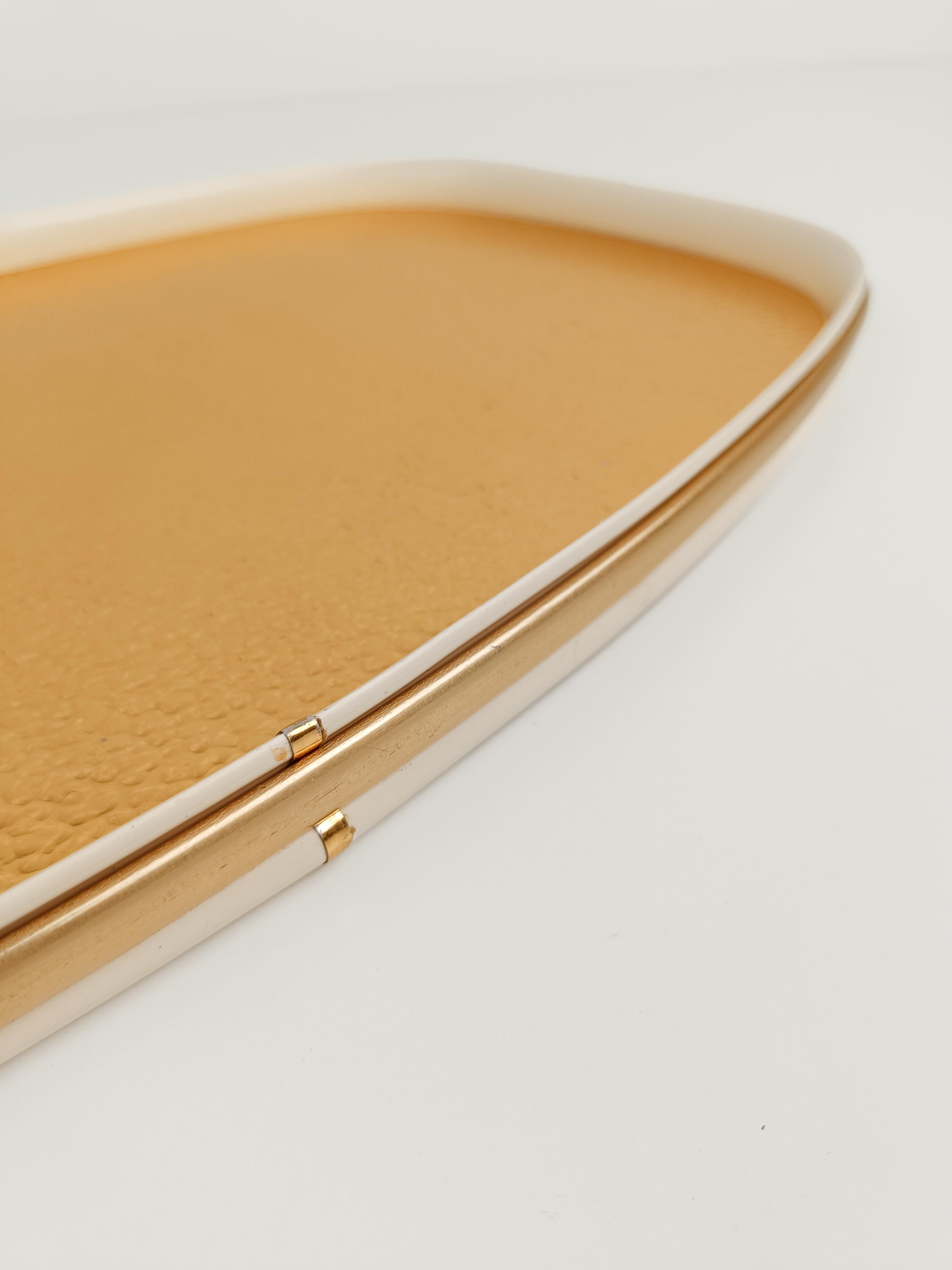 Italian Vintage Oval Tray in Gilded Hammered Aluminum and Ivory Plastic, Italy 60s For Sale