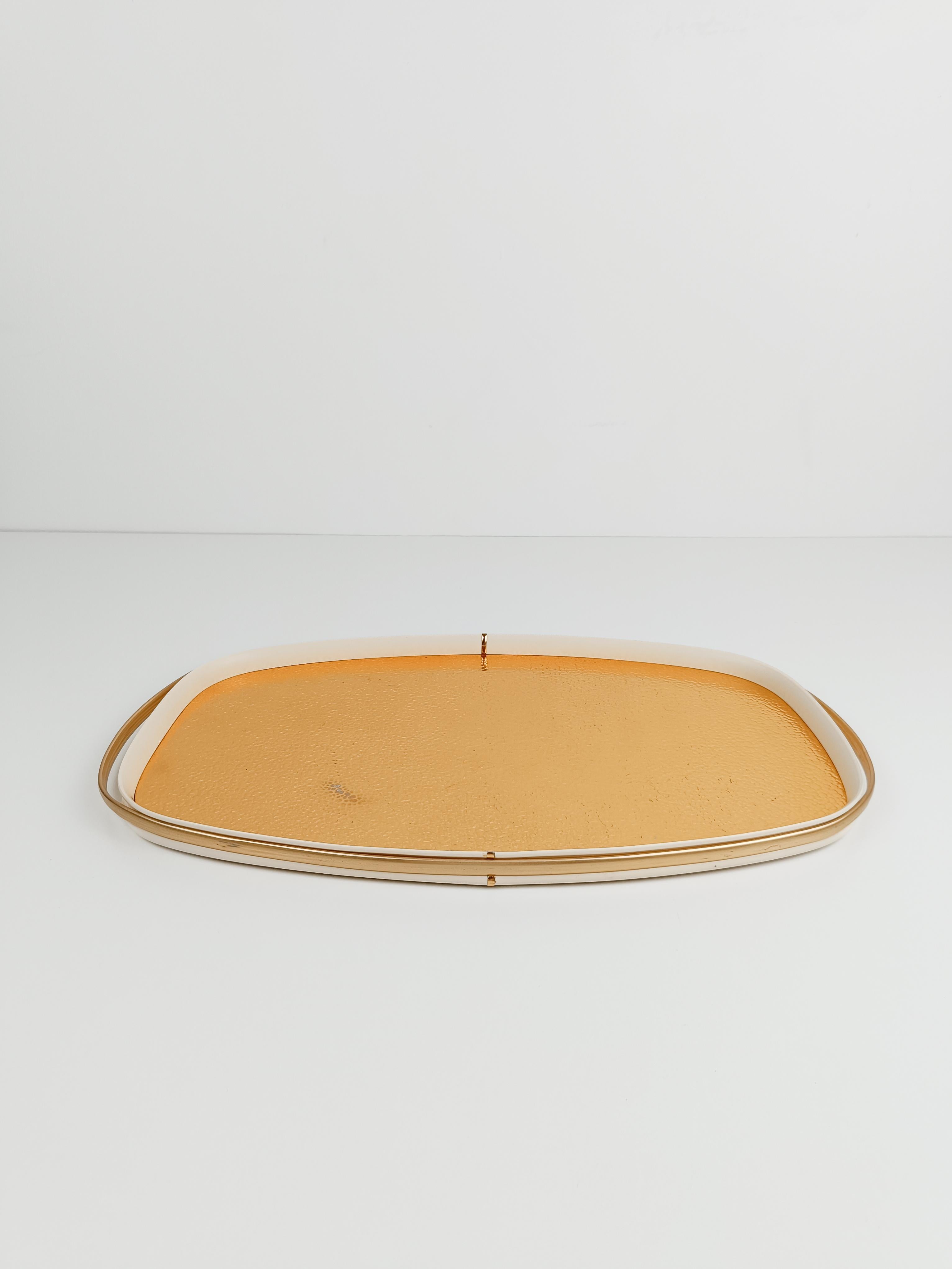 Vintage Oval Tray in Gilded Hammered Aluminum and Ivory Plastic, Italy 60s In Good Condition For Sale In Roma, IT