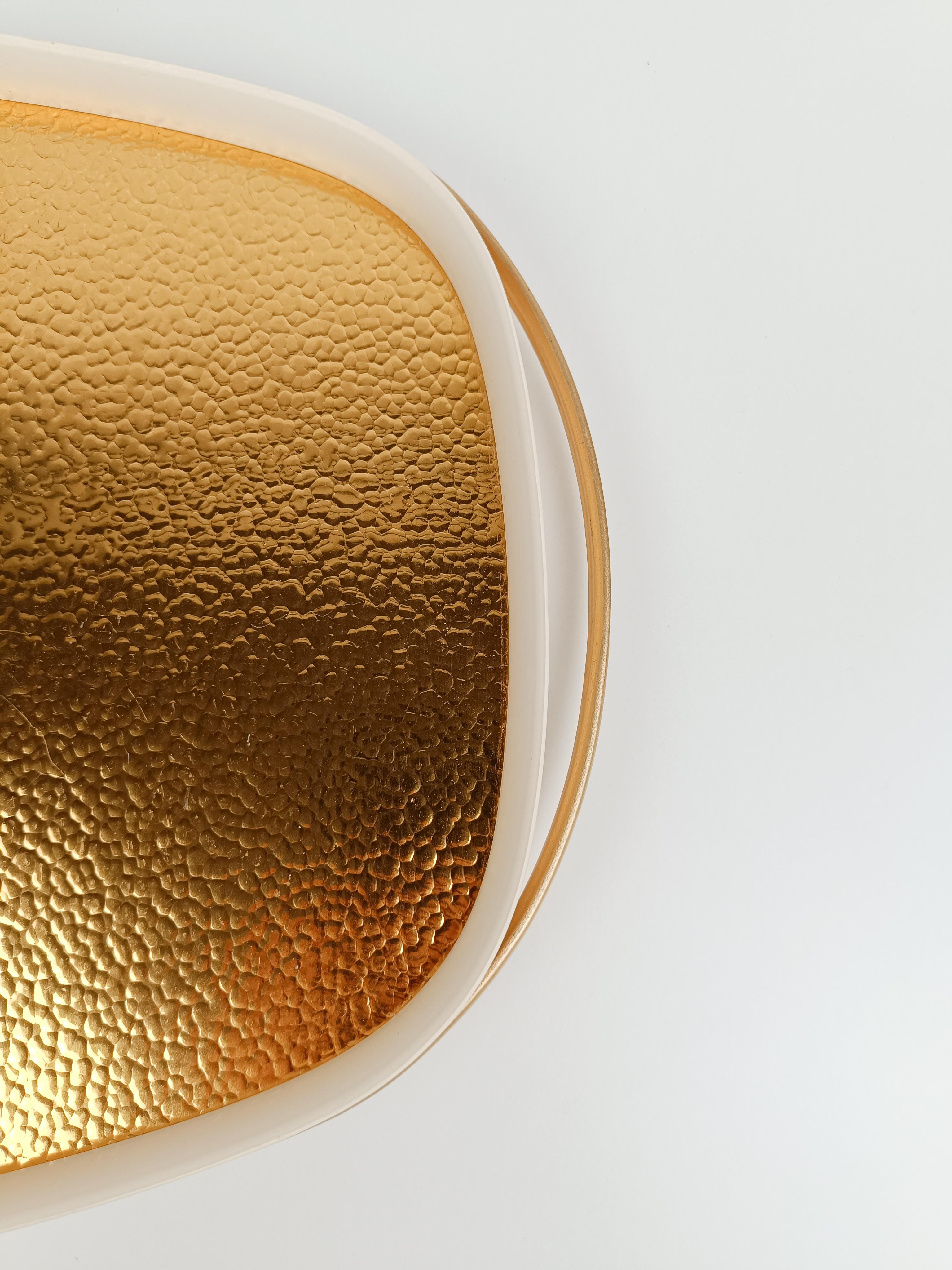 20th Century Vintage Oval Tray in Gilded Hammered Aluminum and Ivory Plastic, Italy 60s For Sale