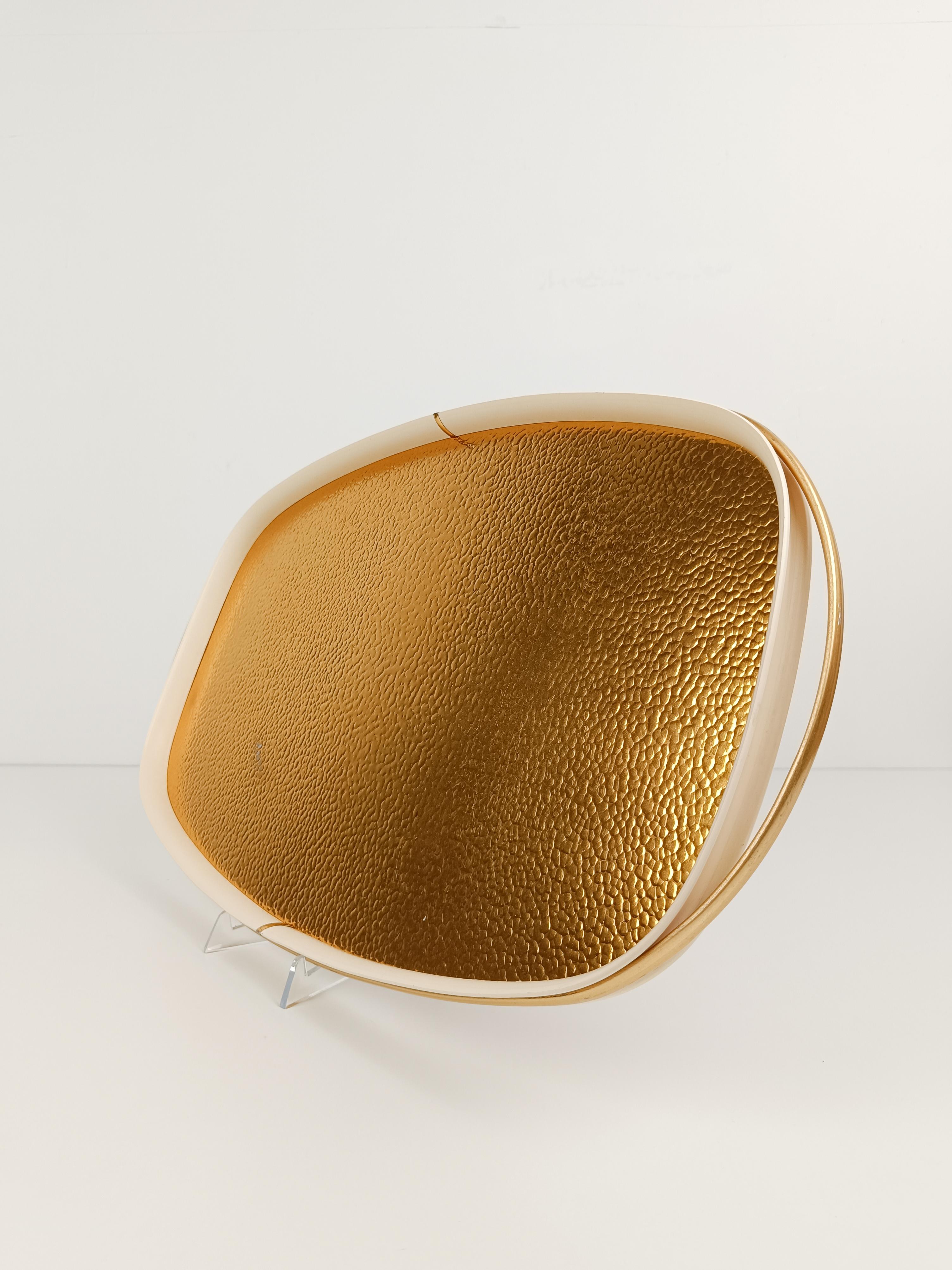 Vintage Oval Tray in Gilded Hammered Aluminum and Ivory Plastic, Italy 60s For Sale 3