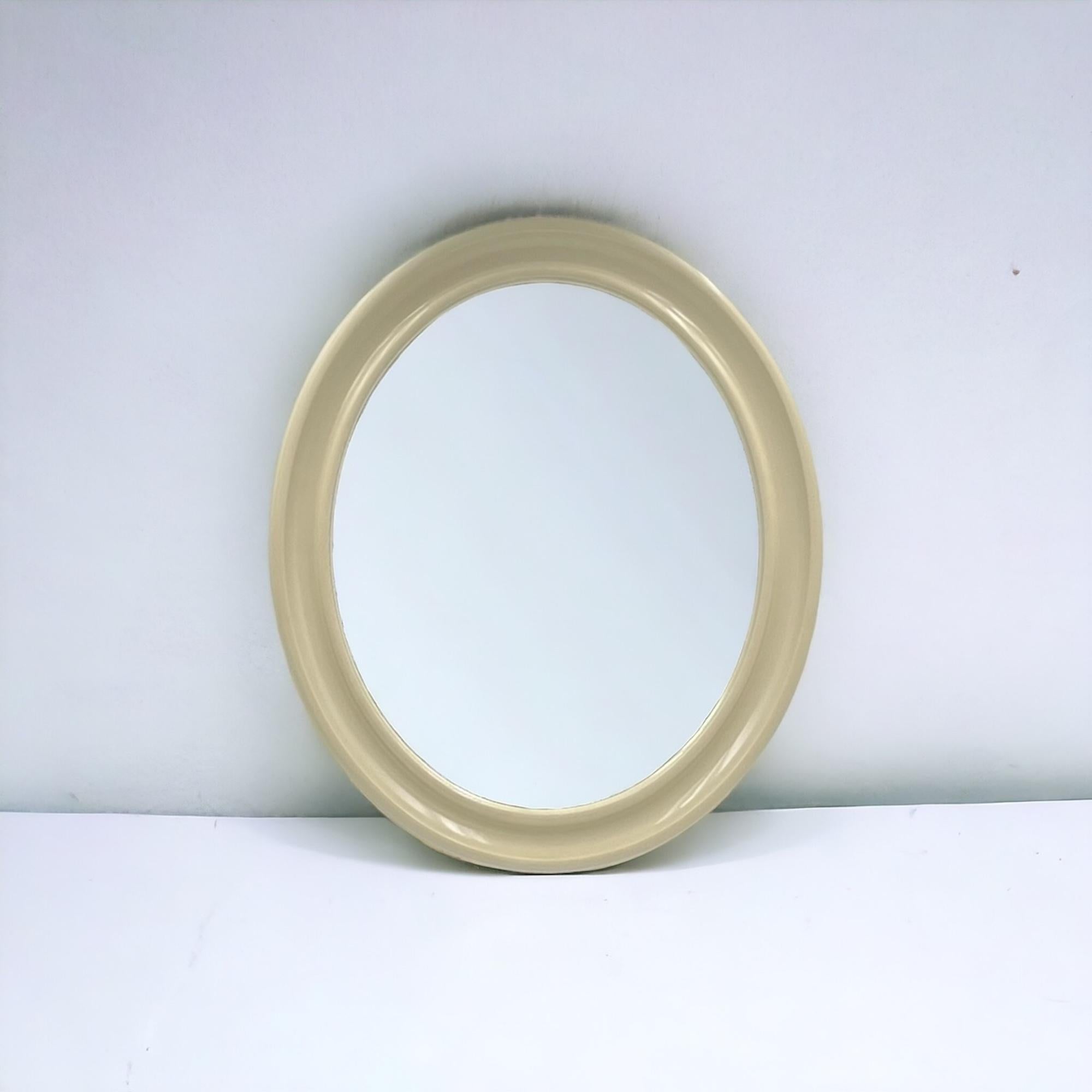 Vintage Oval Wall Mirror 'America' Carrara and Matta in Beige Bakelite, 1970s (Italienisch) im Angebot