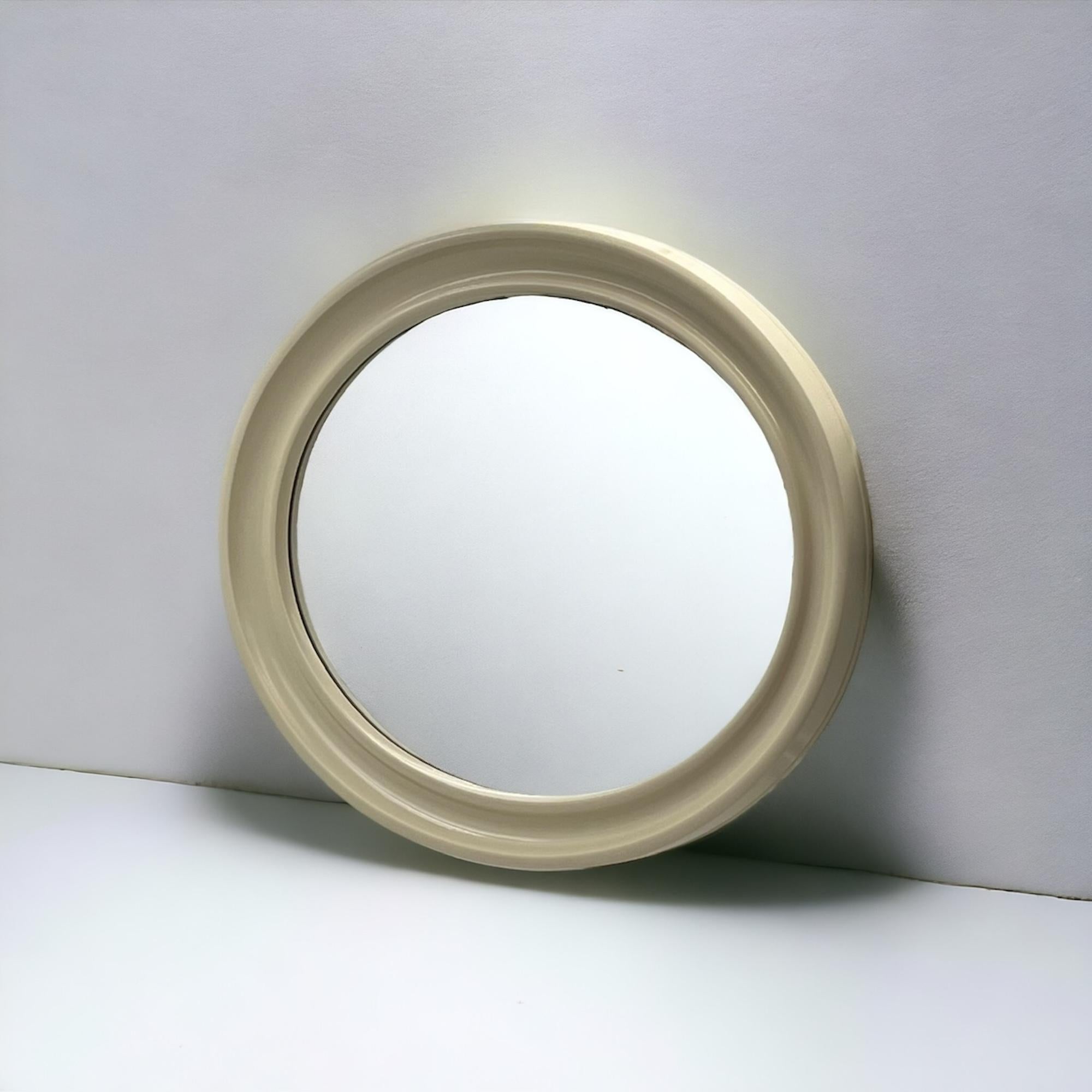 Vintage Oval Wall Mirror 'America' Carrara and Matta in Beige Bakelite, 1970s (Ende des 20. Jahrhunderts) im Angebot
