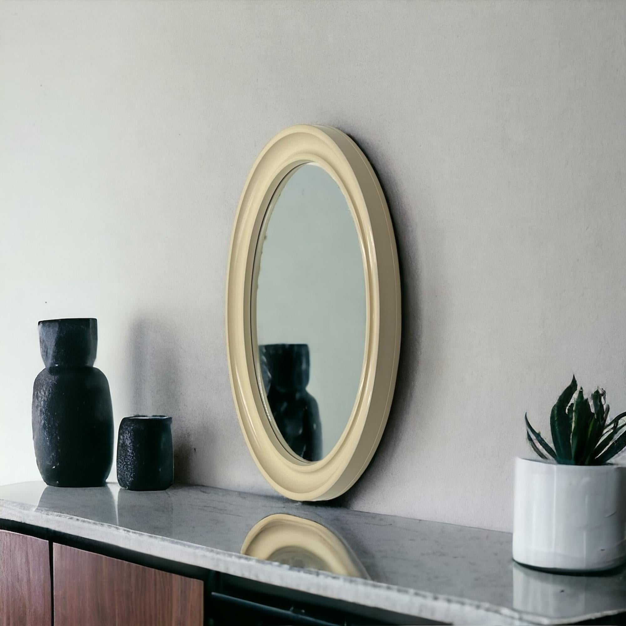 Vintage Oval Wall Mirror 'America' Carrara and Matta in Beige Bakelite, 1970s im Angebot 1