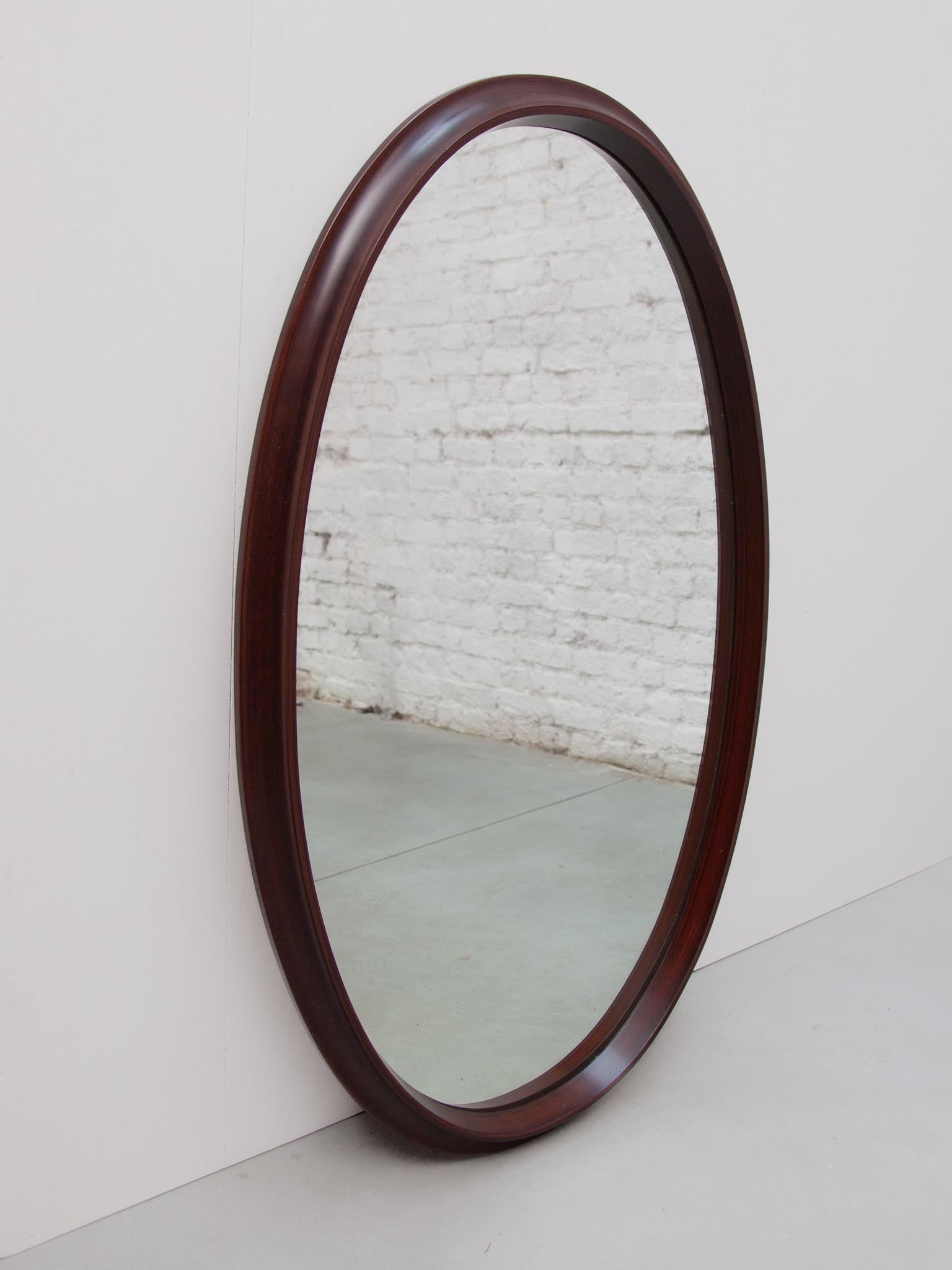 Round wall mirror with wooden frame, 60s.In good original condition.


