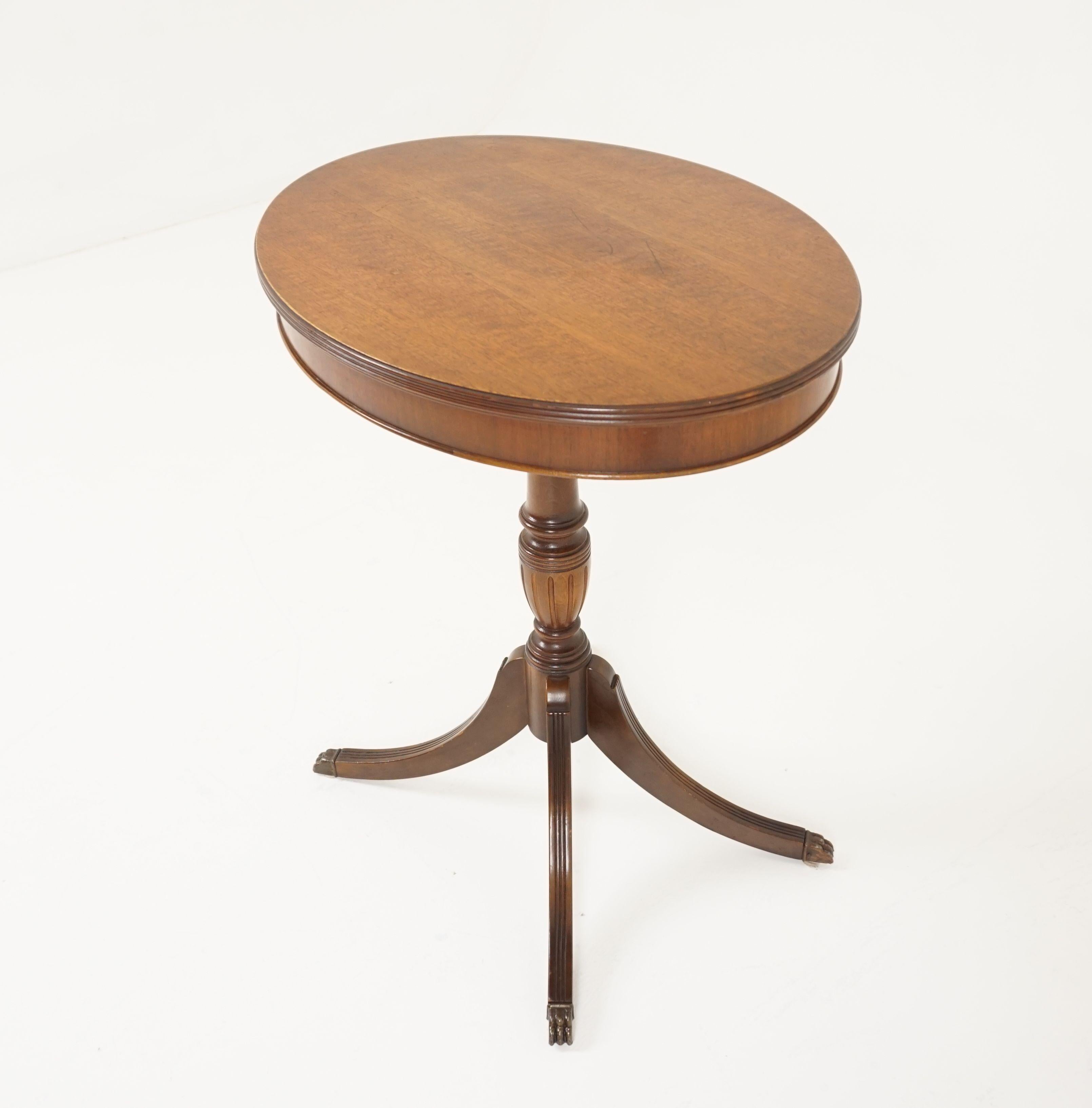American Vintage Oval Walnut Table, Duncan Phyfe, on Tripod Base, America 1930s, B2051