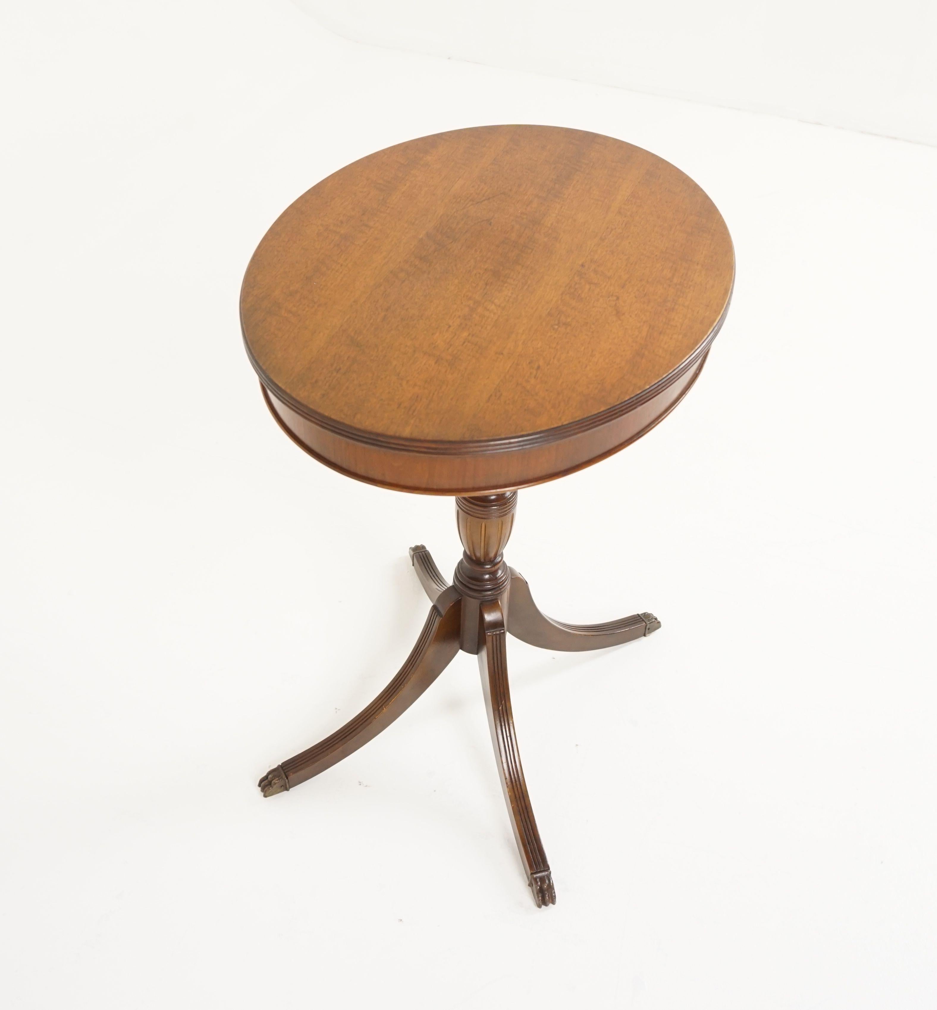Hand-Crafted Vintage Oval Walnut Table, Duncan Phyfe, on Tripod Base, America 1930s, B2051