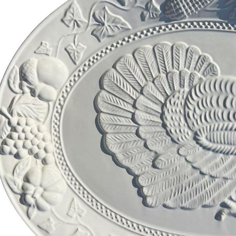 Plato ovalado vintage de cerámica blanca para servir el pavo de Acción de Gracias Hecho en Portugal siglo XX en venta