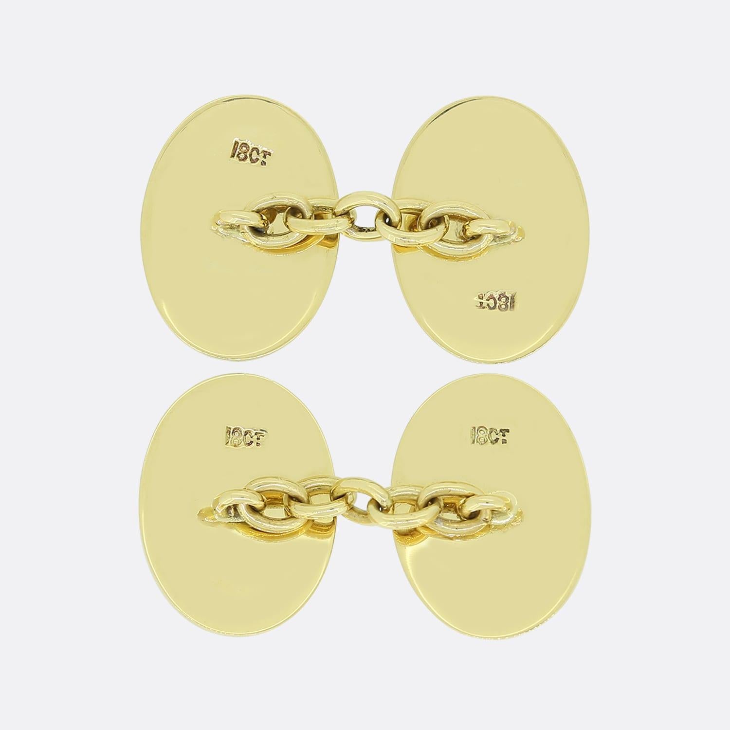 Il s'agit d'une belle paire de boutons de manchette vintage à maillons. Chaque face ovale est ornée d'une bordure en émail blanc et a été réalisée en or jaune 18ct.

Condit : Utilisé (Très bon)
Poids : 9,4 grammes
Dimensions de la face : 18mm x