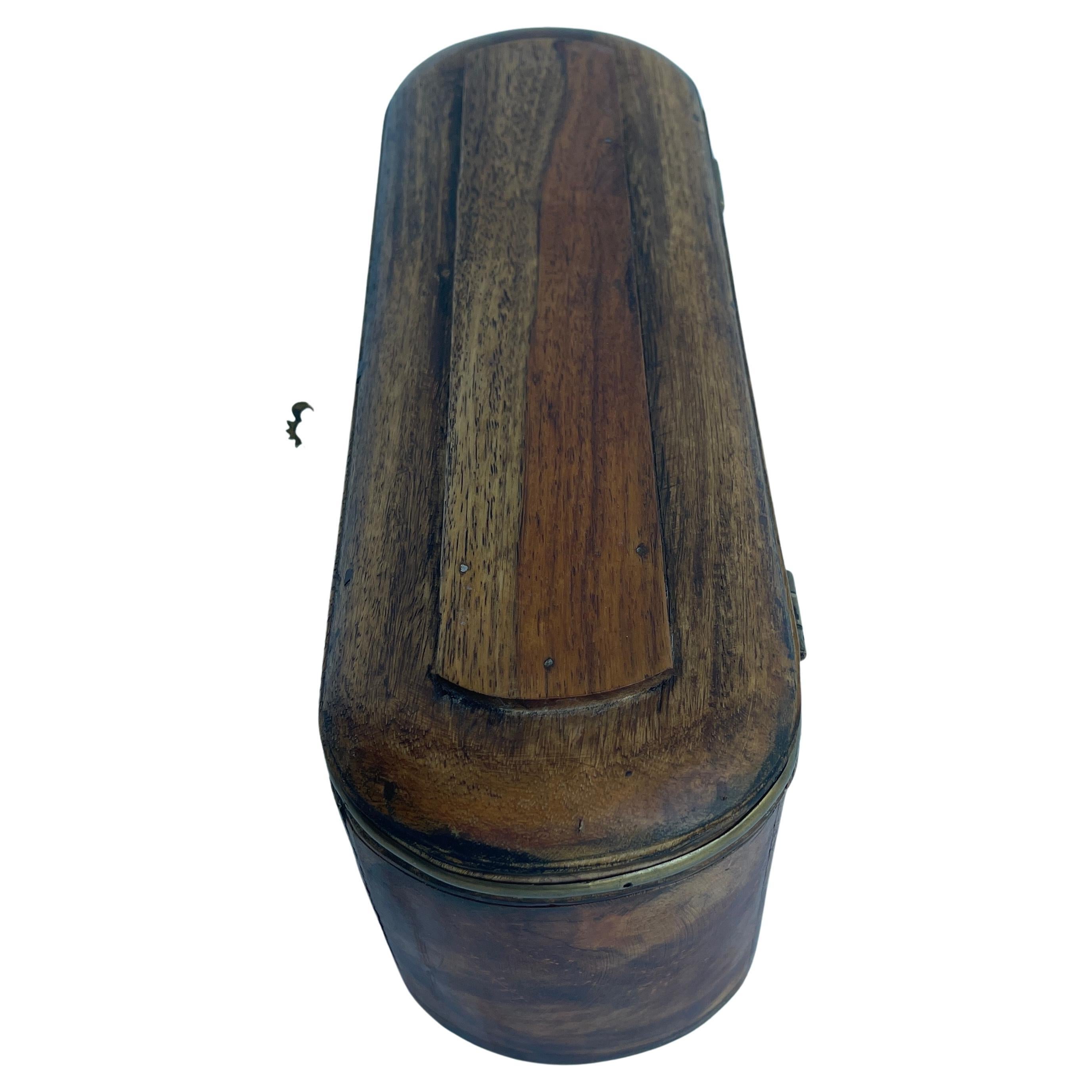 Ovales Schmuckkästchen aus Holz und Messing (Colonial Revival)