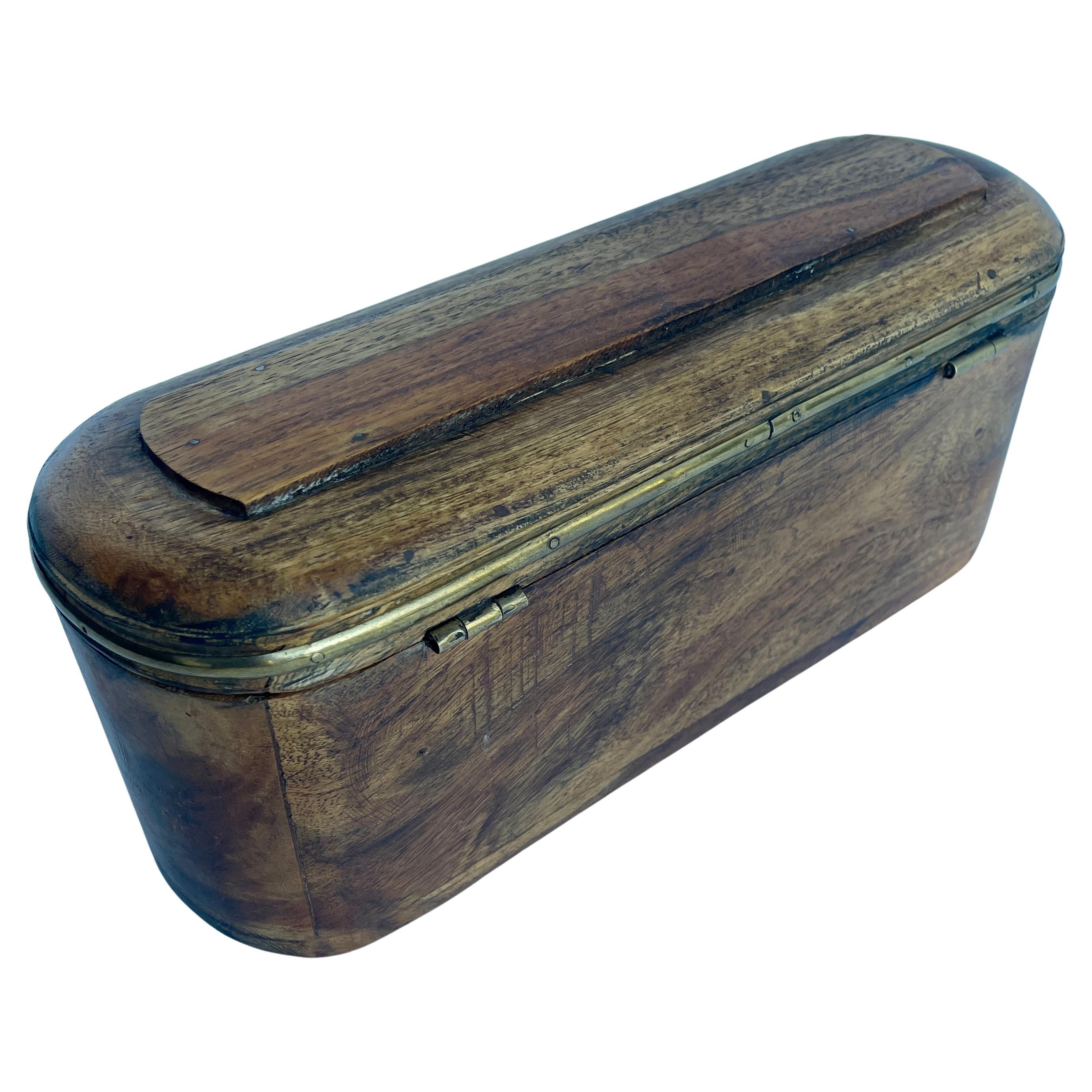 Ovales Schmuckkästchen aus Holz und Messing