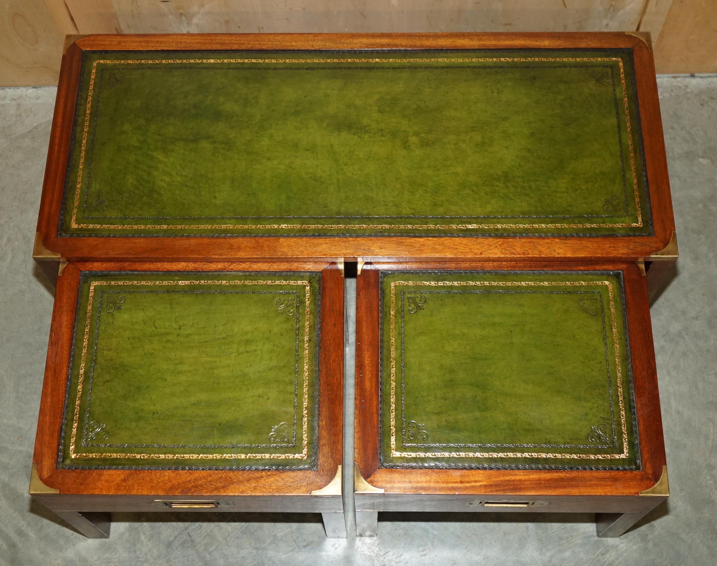 ViNTAGE SOBRE CAMPAÑA MILITAR DE CUERO VERDE RESTAURADO NIDO DE MESAS LATERALES PARA EL CAFÉ Inglés en venta