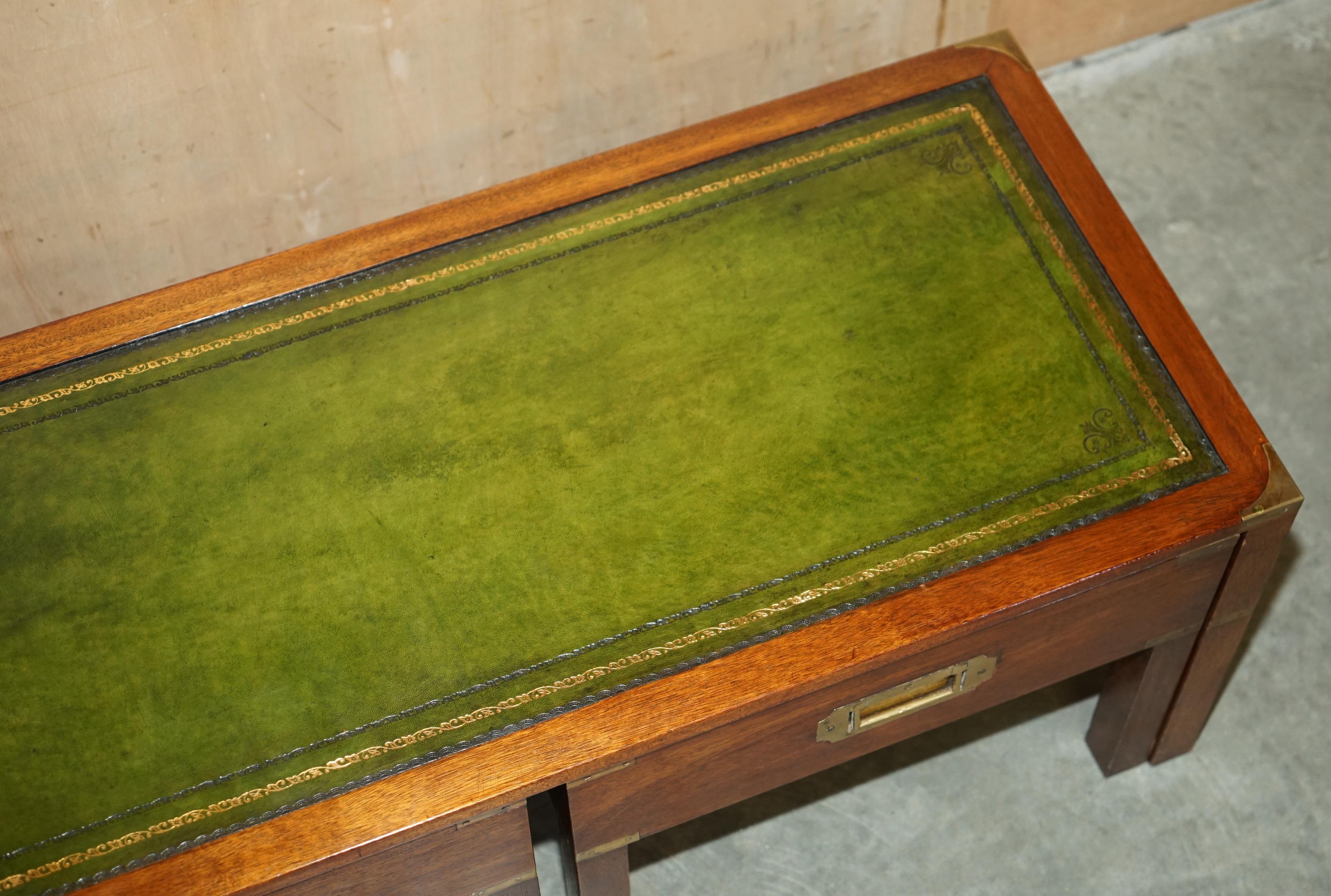 ViNTAGE SOBRE CAMPAÑA MILITAR DE CUERO VERDE RESTAURADO NIDO DE MESAS LATERALES PARA EL CAFÉ en venta 1