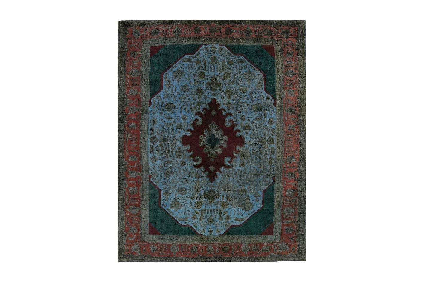 Verleihen Sie Ihrem Raum einen Hauch von Luxus mit diesem 10'x13' Overdyed Area Rug aus dem Iran. Seine exquisite Handwerkskunst und die satten Farben machen ihn zu einem echten Statement. 
Genaue Größe: 10'0