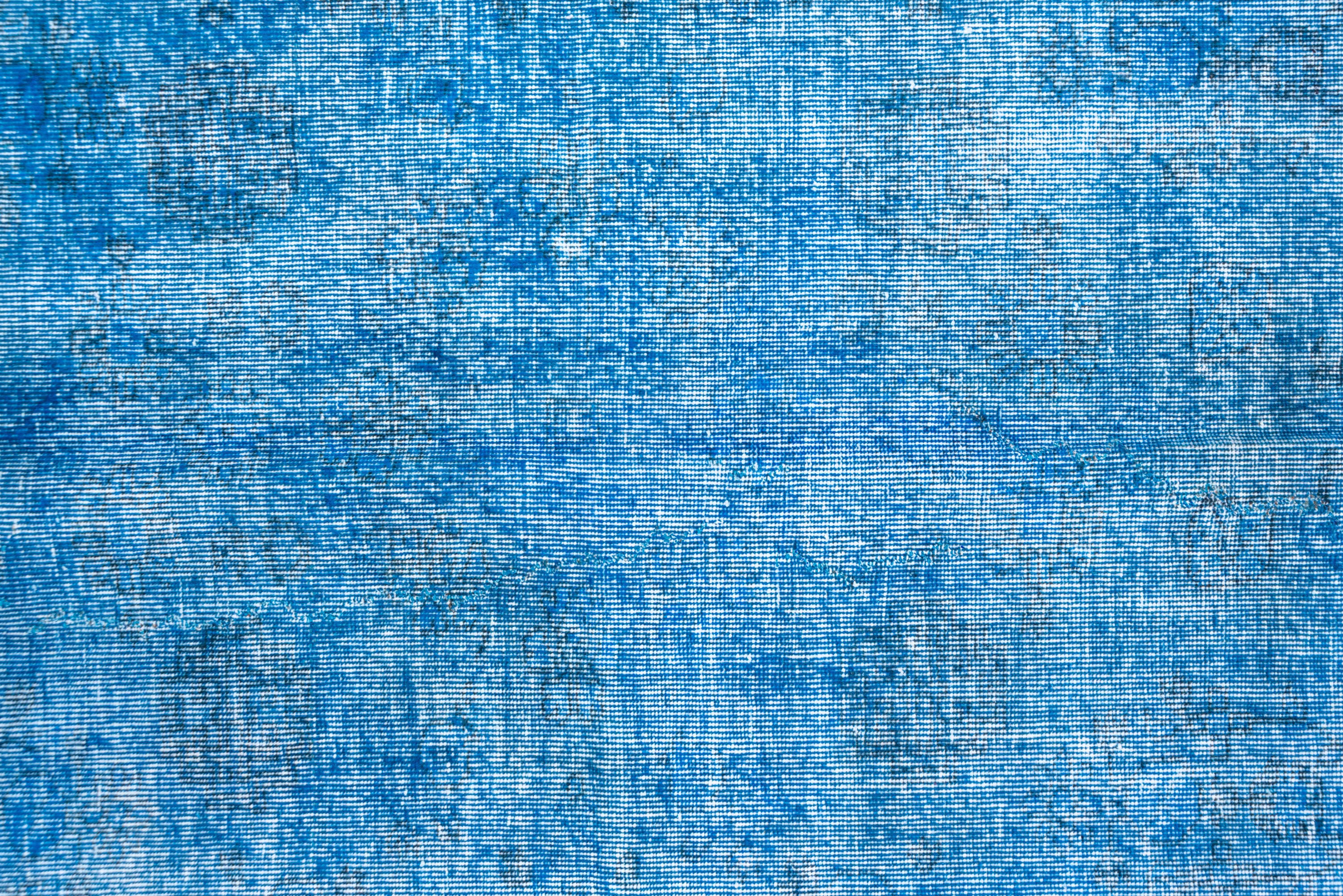 Überzogener blauer Teppich im Shabby-Chic-Stil, leuchtend farbenfroh (Türkisch) im Angebot