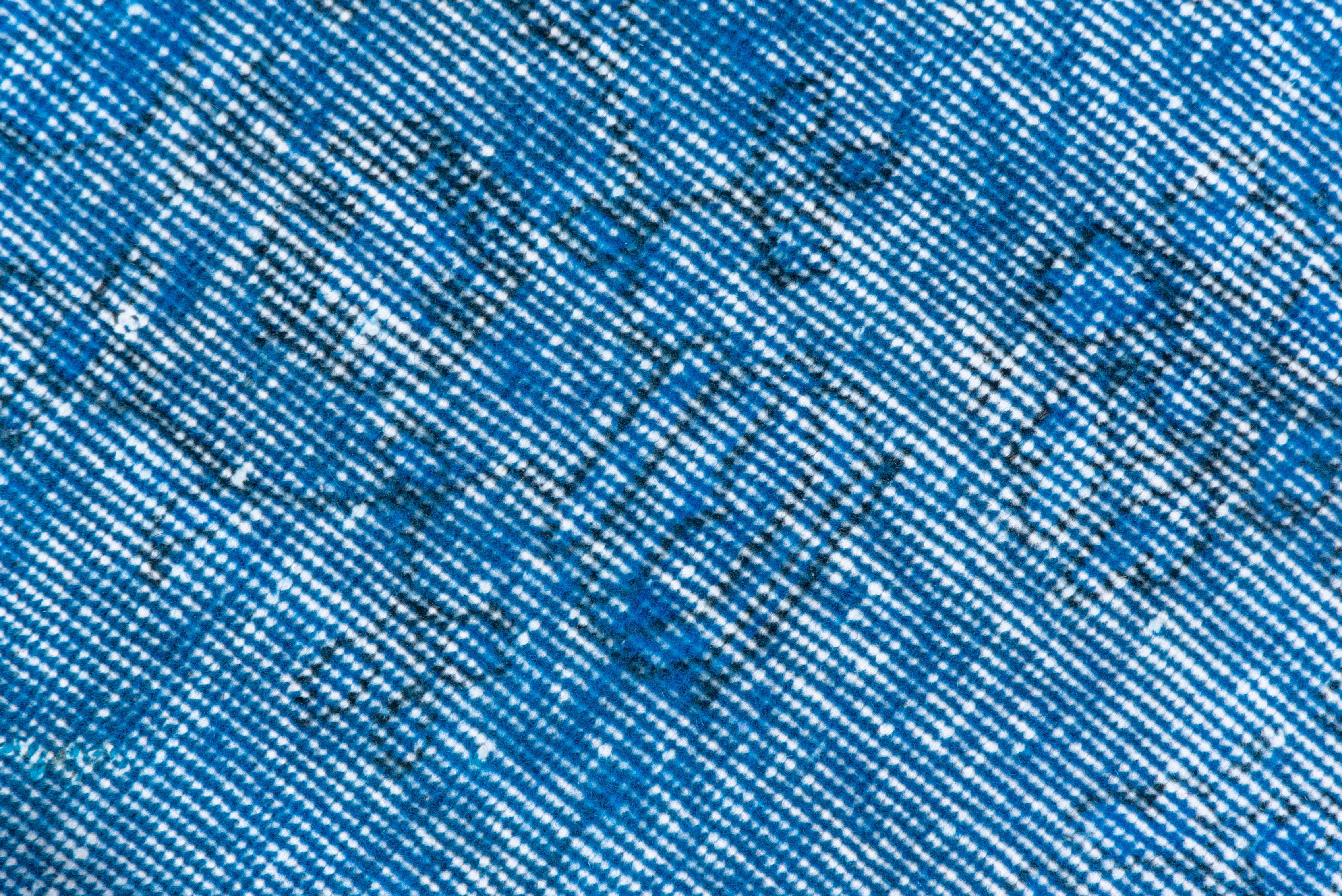 Überzogener blauer Teppich im Shabby-Chic-Stil, leuchtend farbenfroh (Handgeknüpft) im Angebot