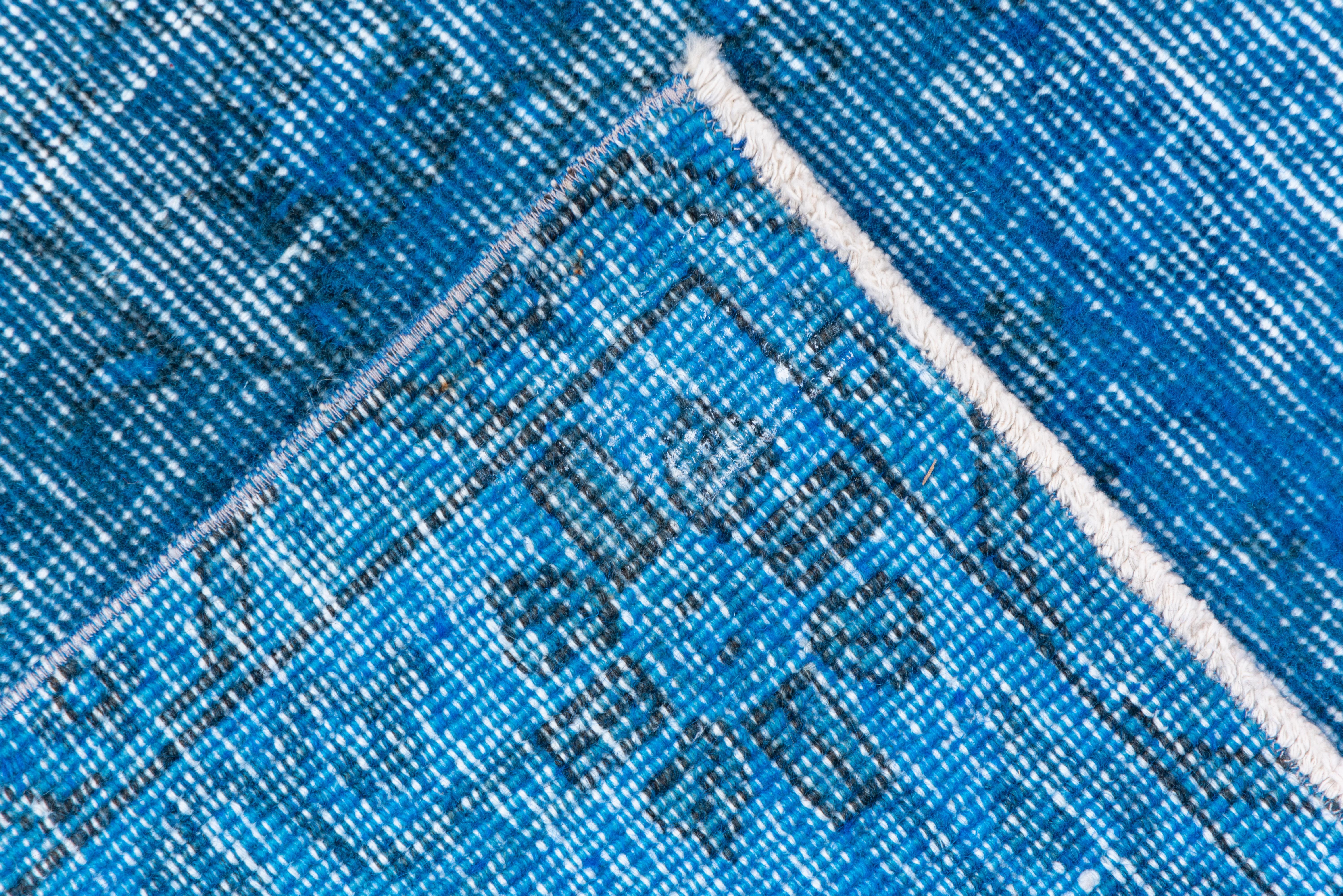 Überzogener blauer Teppich im Shabby-Chic-Stil, leuchtend farbenfroh im Zustand „Gut“ im Angebot in New York, NY
