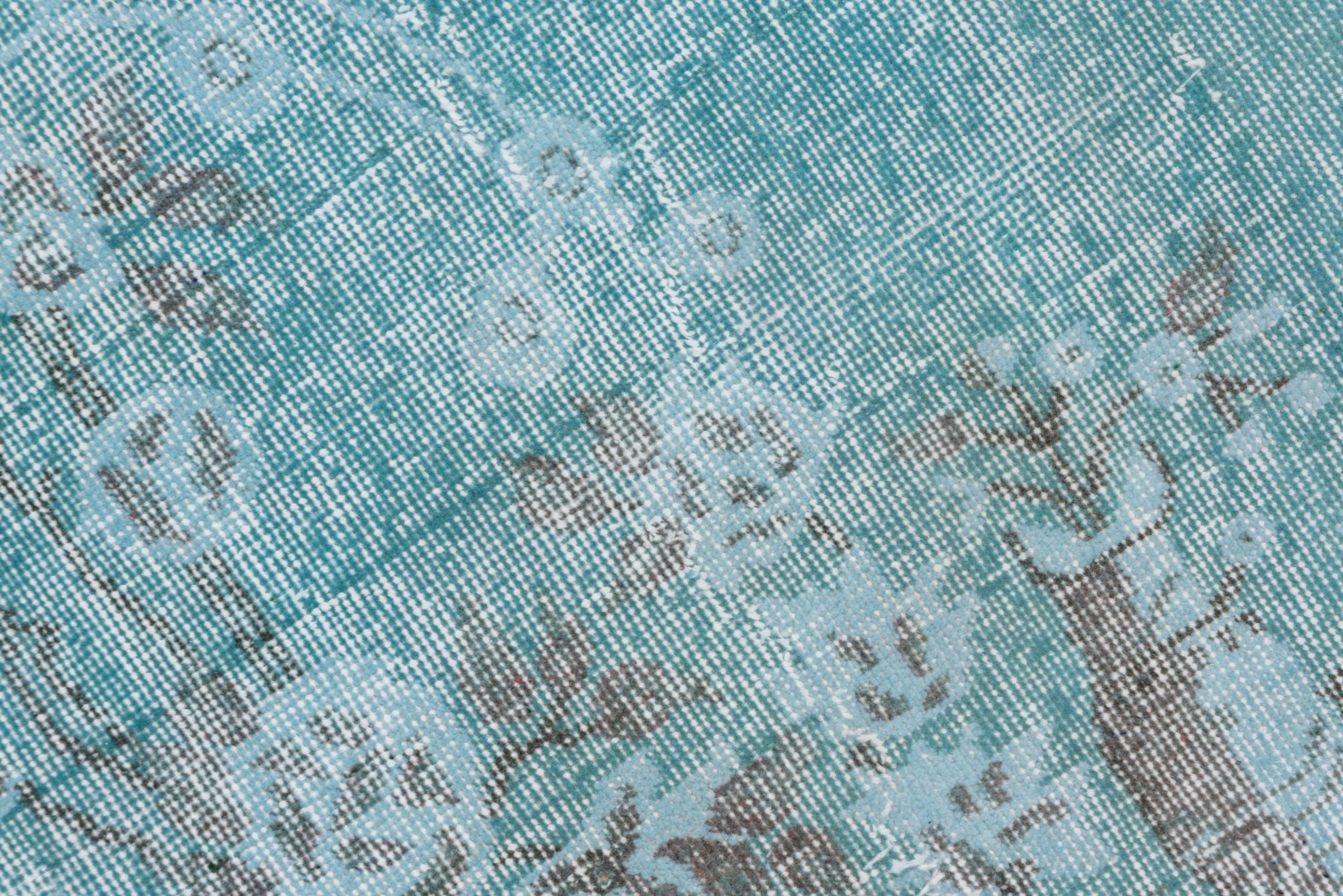 Dieser hellceladonfarbene, durchgefärbte Teppich in beschädigtem Zustand zeigt mehrere Spalten mit Grunddiagonalen und Zickzacklinien, die der rostfarbenen Bordüre einen eigenwilligen Charakter verleihen.
