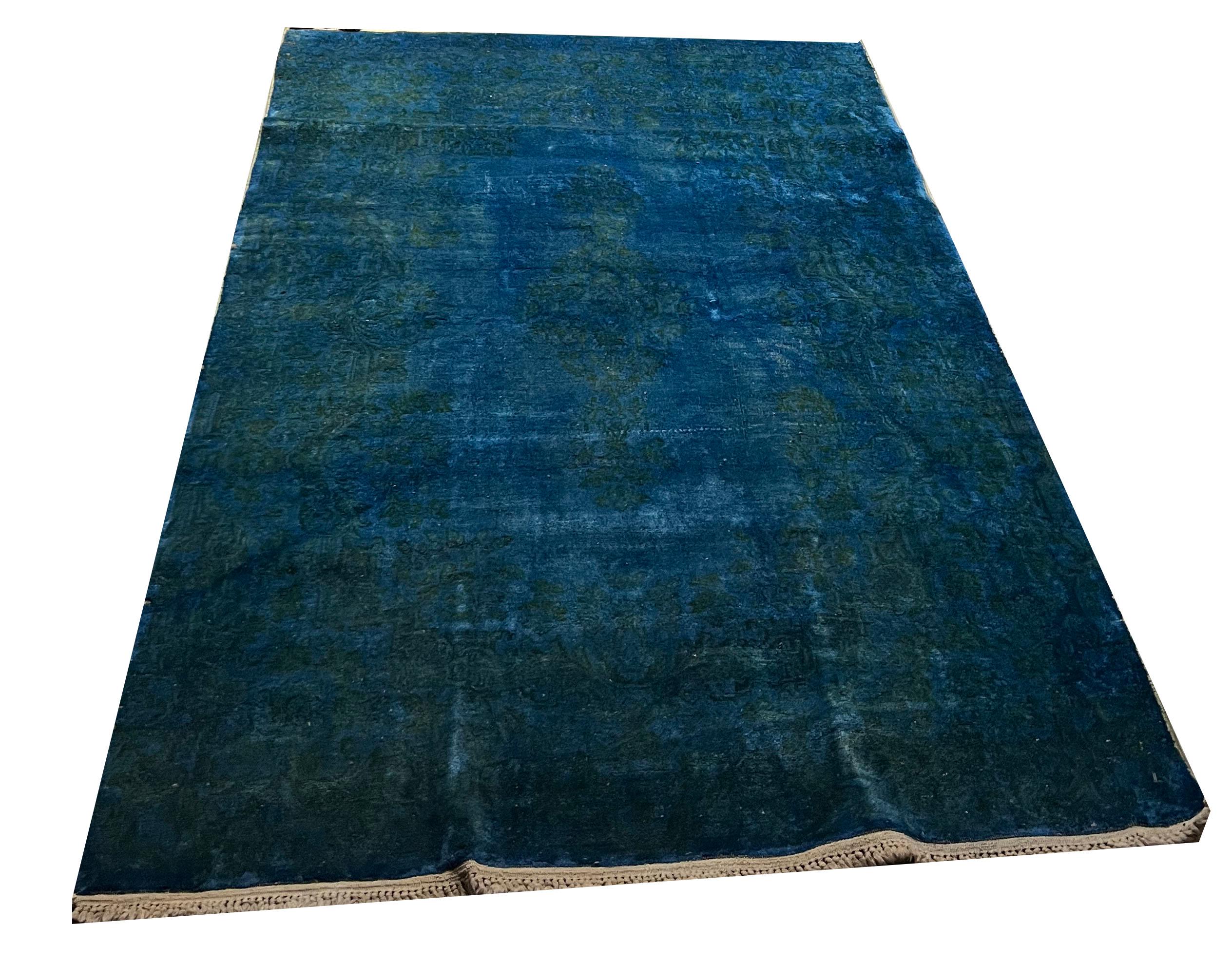 Vintage Overdyed Kirman Teppich 3'9 x 5'. Ein wunderschönes Beispiel für diesen Stil und die Überfärbung, die diesem Vintage-Teppich ein atemberaubendes und lebendiges Aussehen verleiht. Der Teppich hat einen sehr niedrigen Flor, der absichtlich so