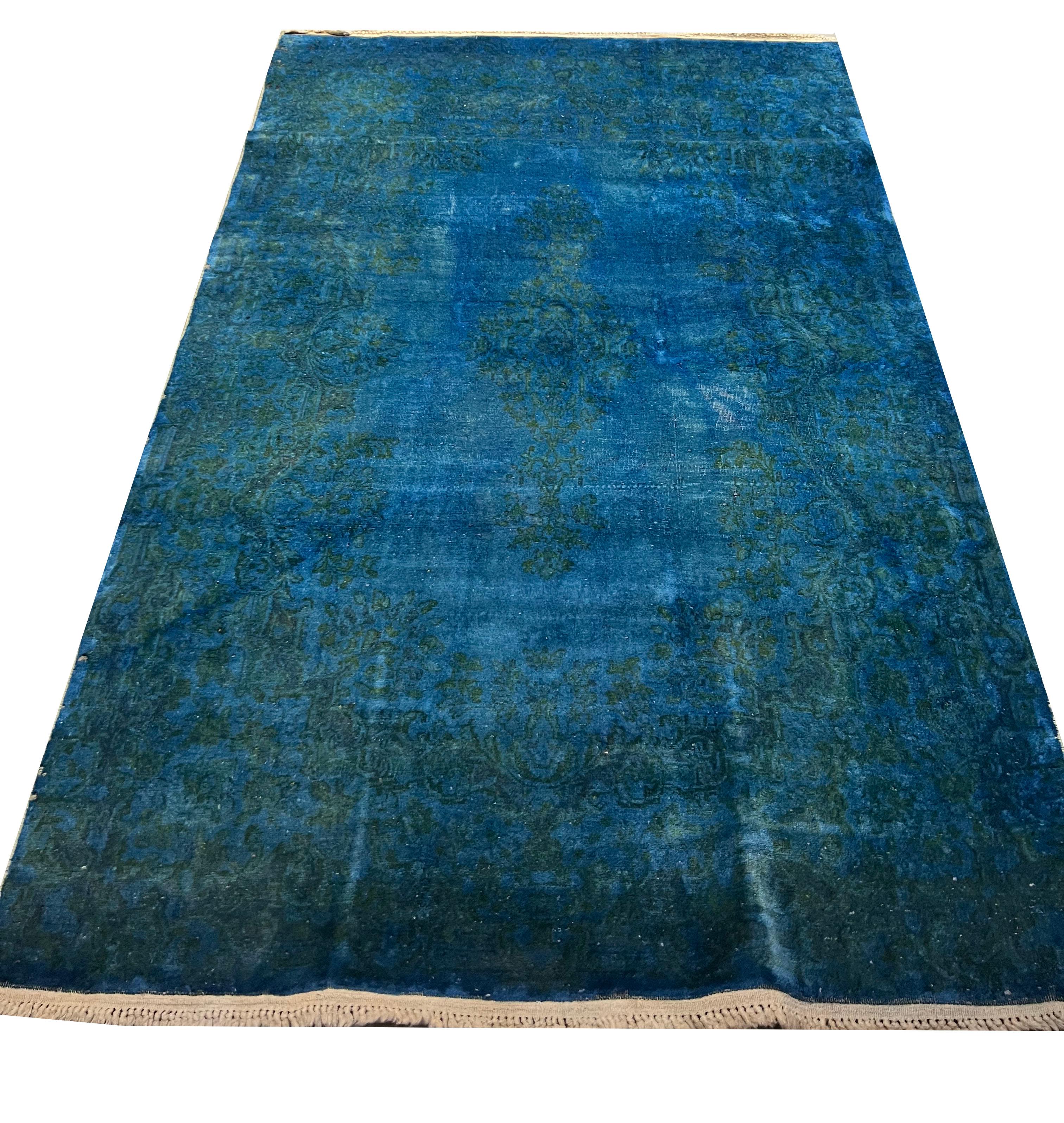 Vintage Circa 1920 Overdyed Kirman Wolle Akzent-Teppich Handgeknüpft 3'9 x 5' im Zustand „Gut“ im Angebot in New York, NY