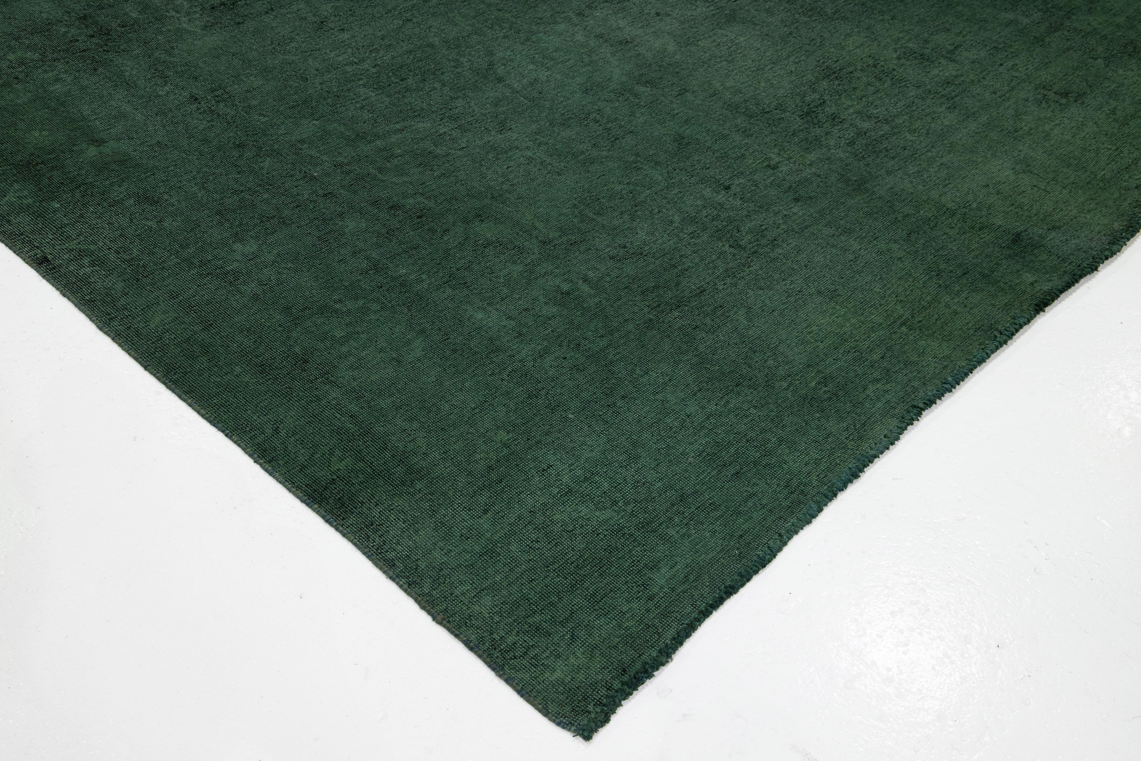 Il tappeto vintage in lana verde persiano sovratinto presenta un design alllover in vendita 2