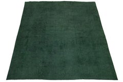 Il tappeto vintage in lana verde persiano sovratinto presenta un design alllover
