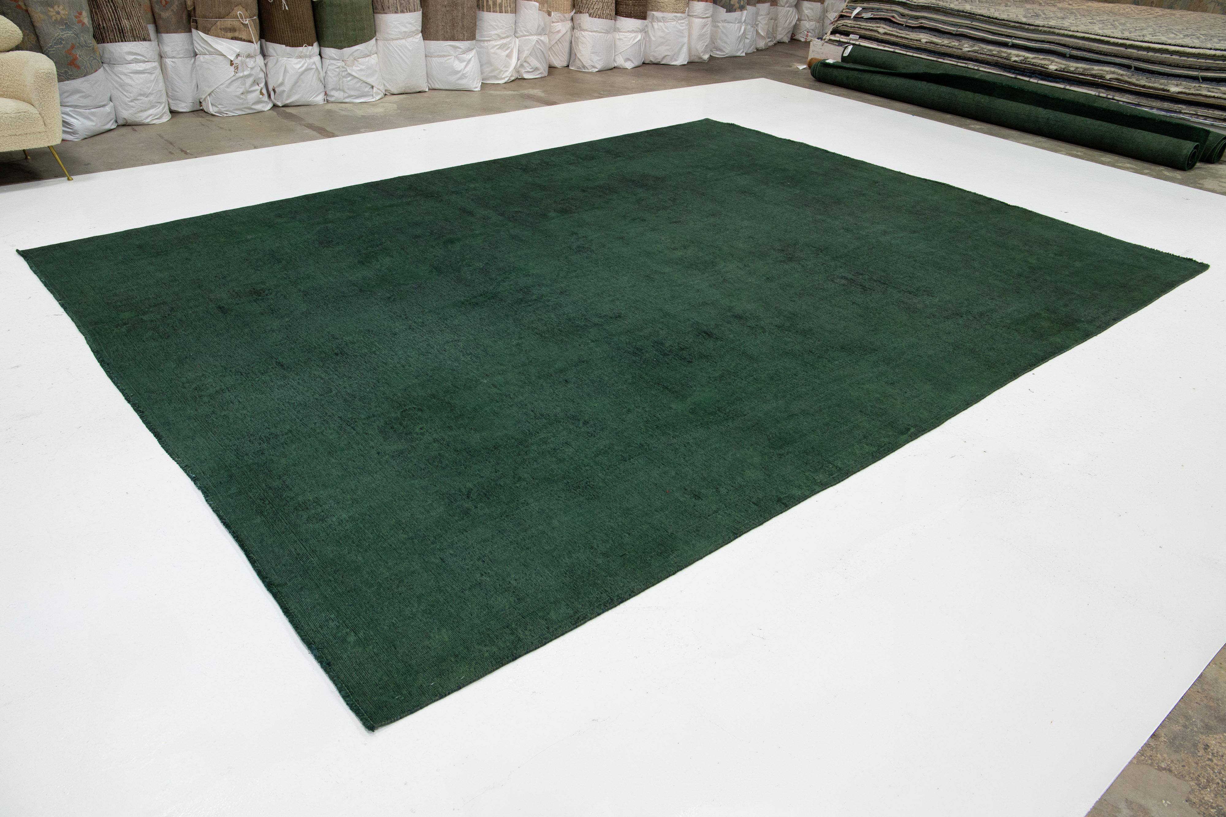 Islamico Il tappeto vintage in lana verde persiano sovratinto presenta un design alllover in vendita