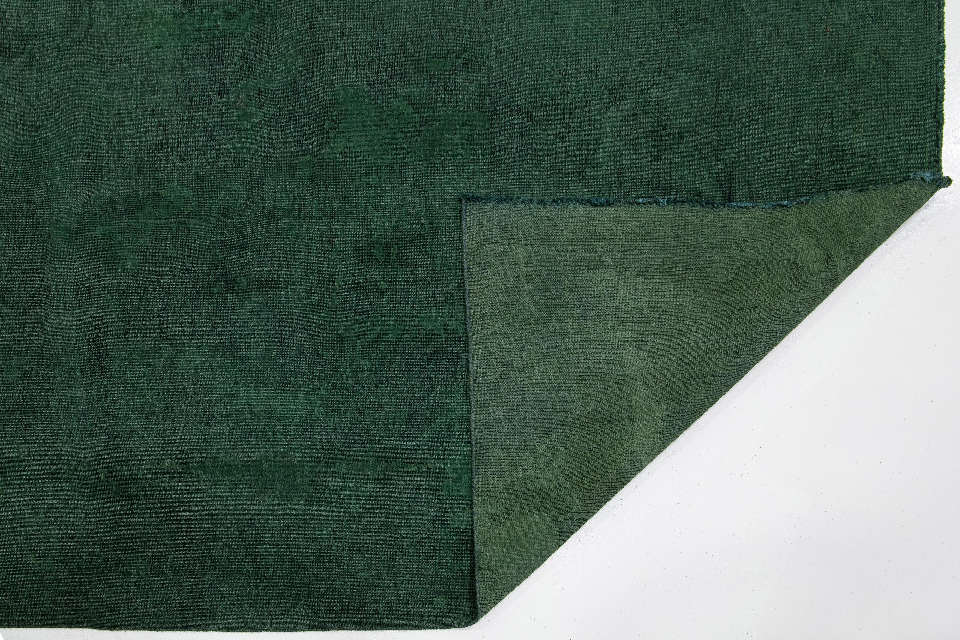 Pakistano Il tappeto vintage in lana verde persiano sovratinto presenta un design alllover in vendita