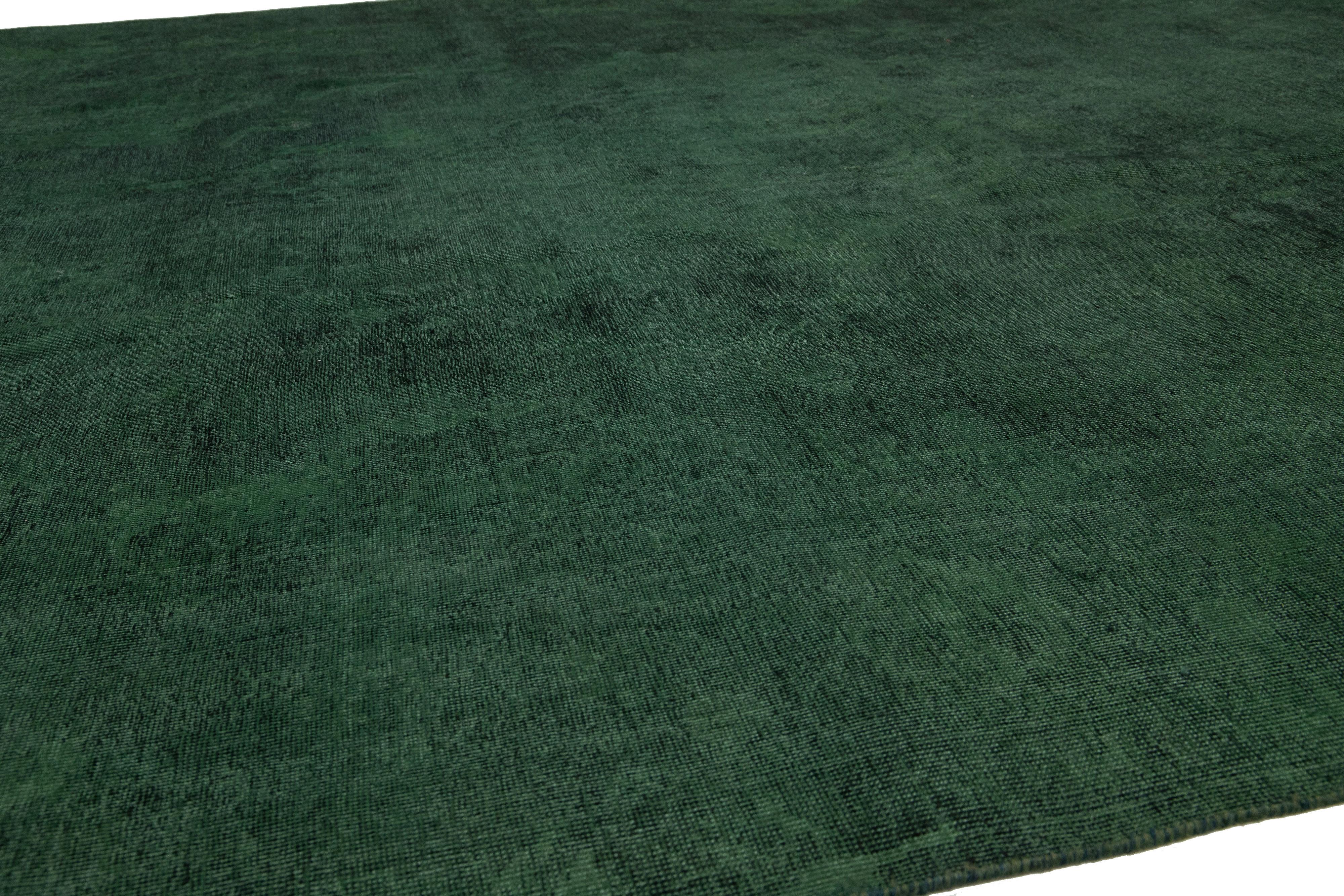 Annodato a mano Il tappeto vintage in lana verde persiano sovratinto presenta un design alllover in vendita