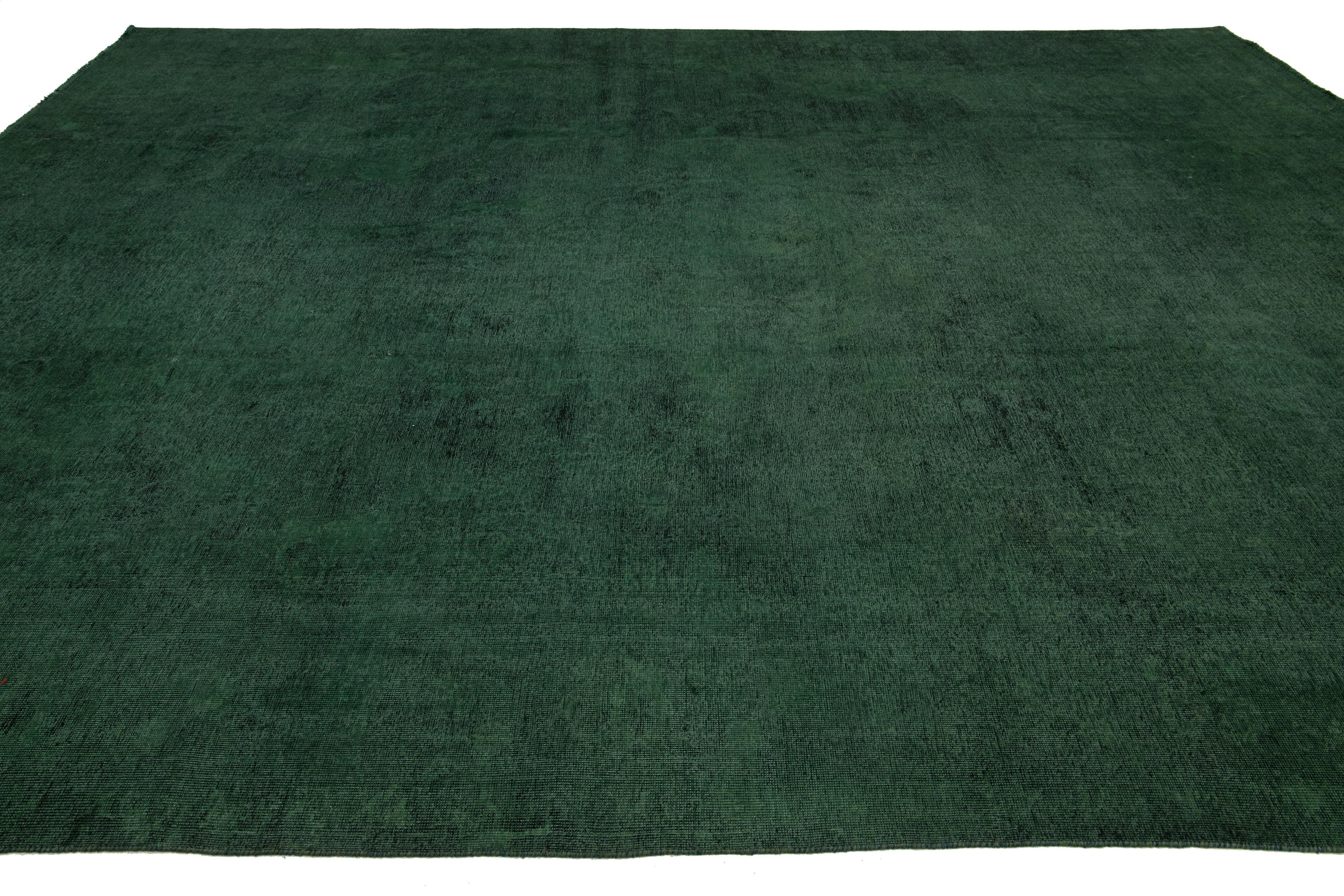XX secolo Il tappeto vintage in lana verde persiano sovratinto presenta un design alllover in vendita