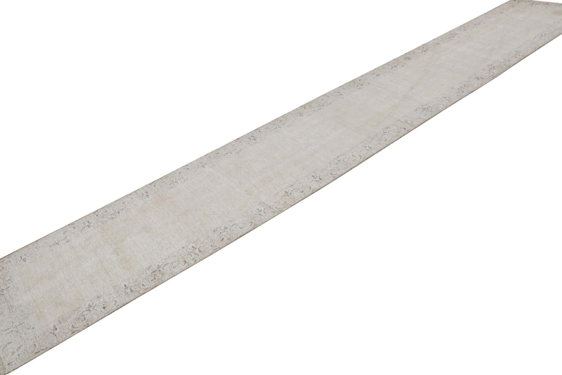 Noué à la main en laine sur coton vers 1970-1980, ce chemin de table persan vintage 3x22 fait partie d'une nouvelle collection de tapis surteints. 

Sur le Design : 

Le taupe souligne les notes de beige-brun et d'ivoire dans un jeu de motifs en