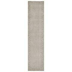 Überfärbter persischer Läufer in Beige-Braun mit offenem Feld, von Rug & Kilim
