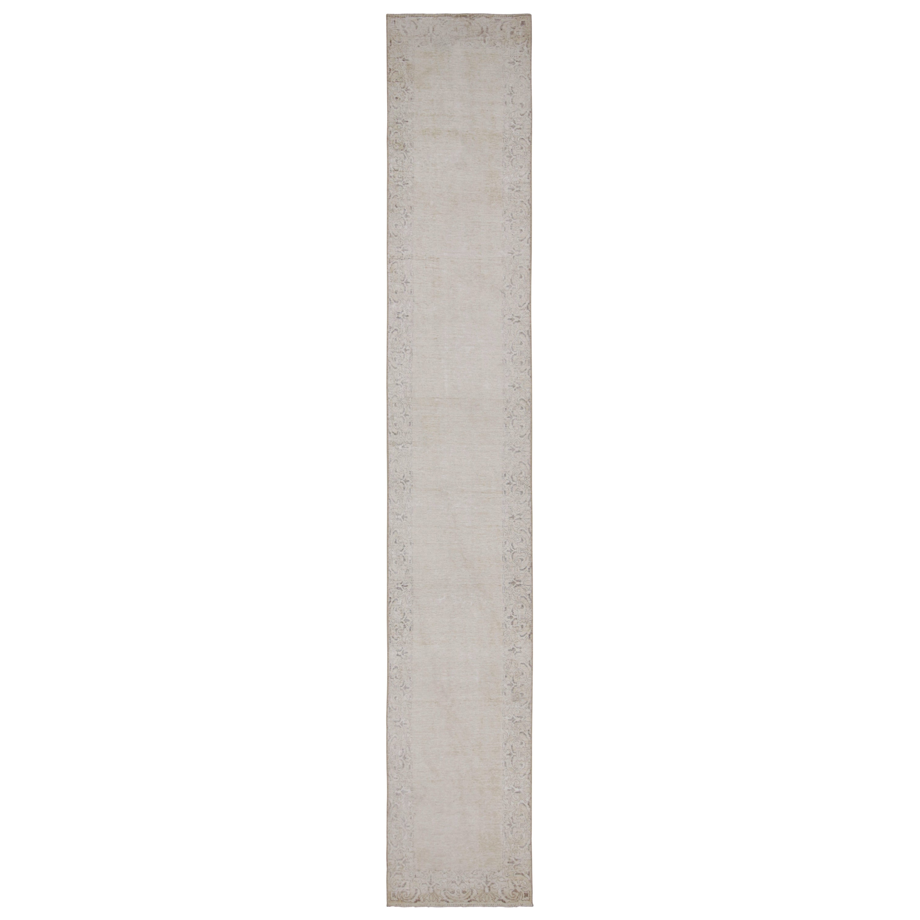 Überfärbter persischer Läufer in Beige-Braun mit offenem Feld, von Rug & Kilim im Angebot
