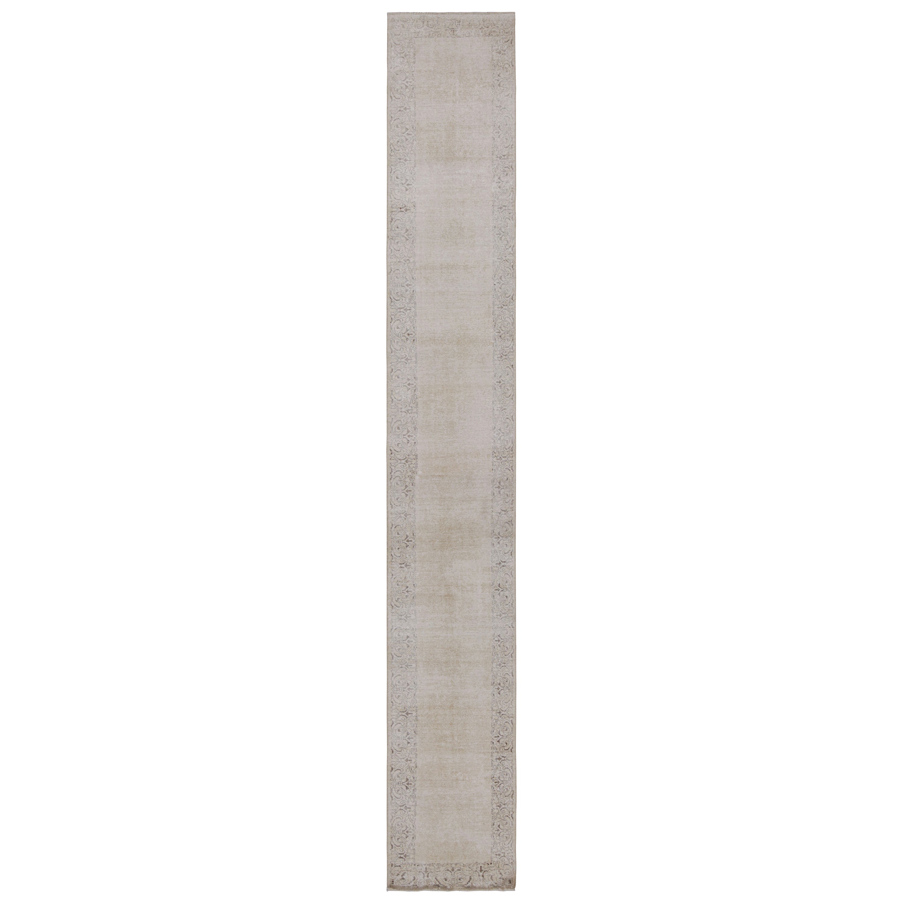 Überfärbter persischer Läufer in Beige-Braun mit offenem Feld, von Rug & Kilim