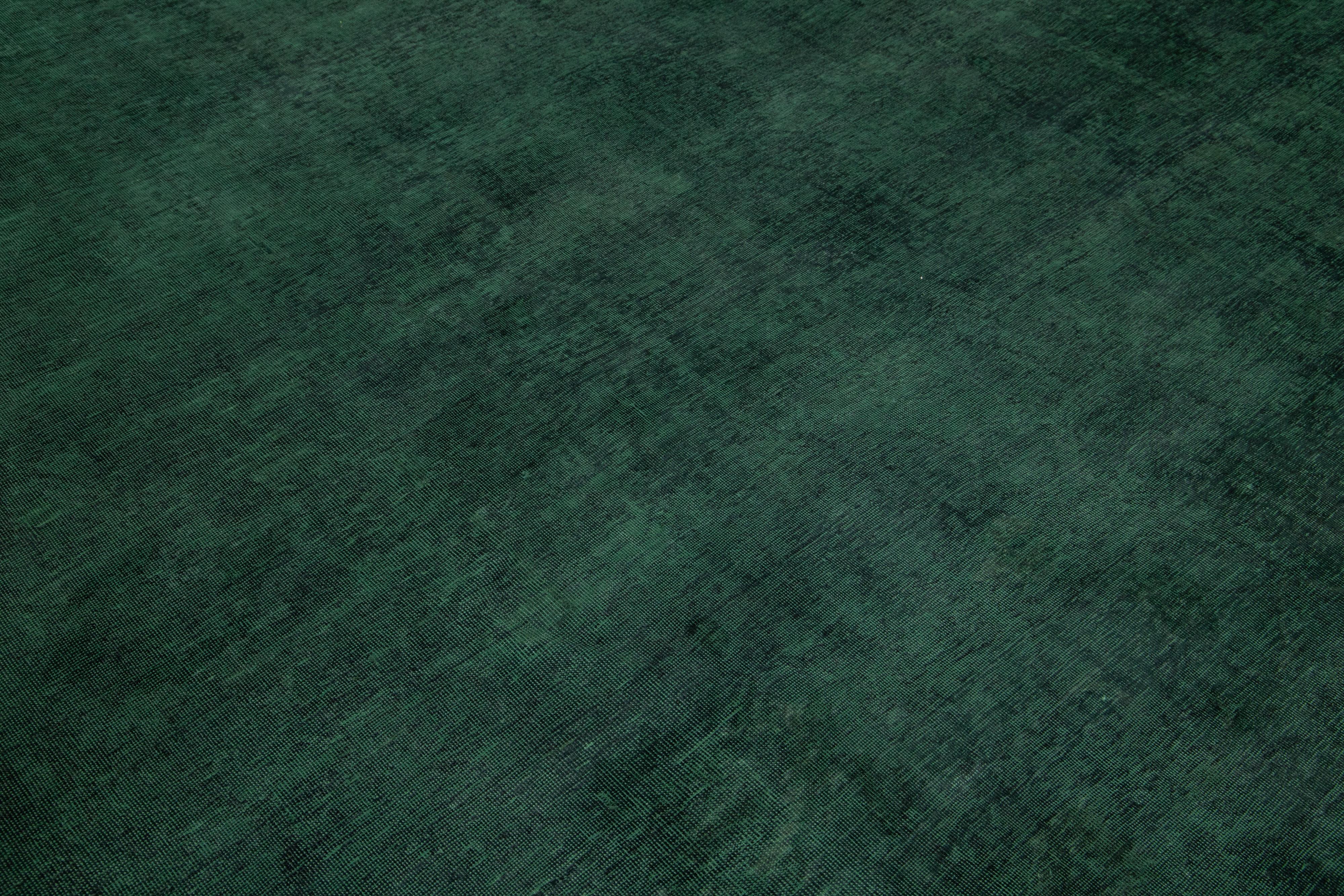 Tapis persan surteint en vert avec motif floral sur toute sa surface en vente 2