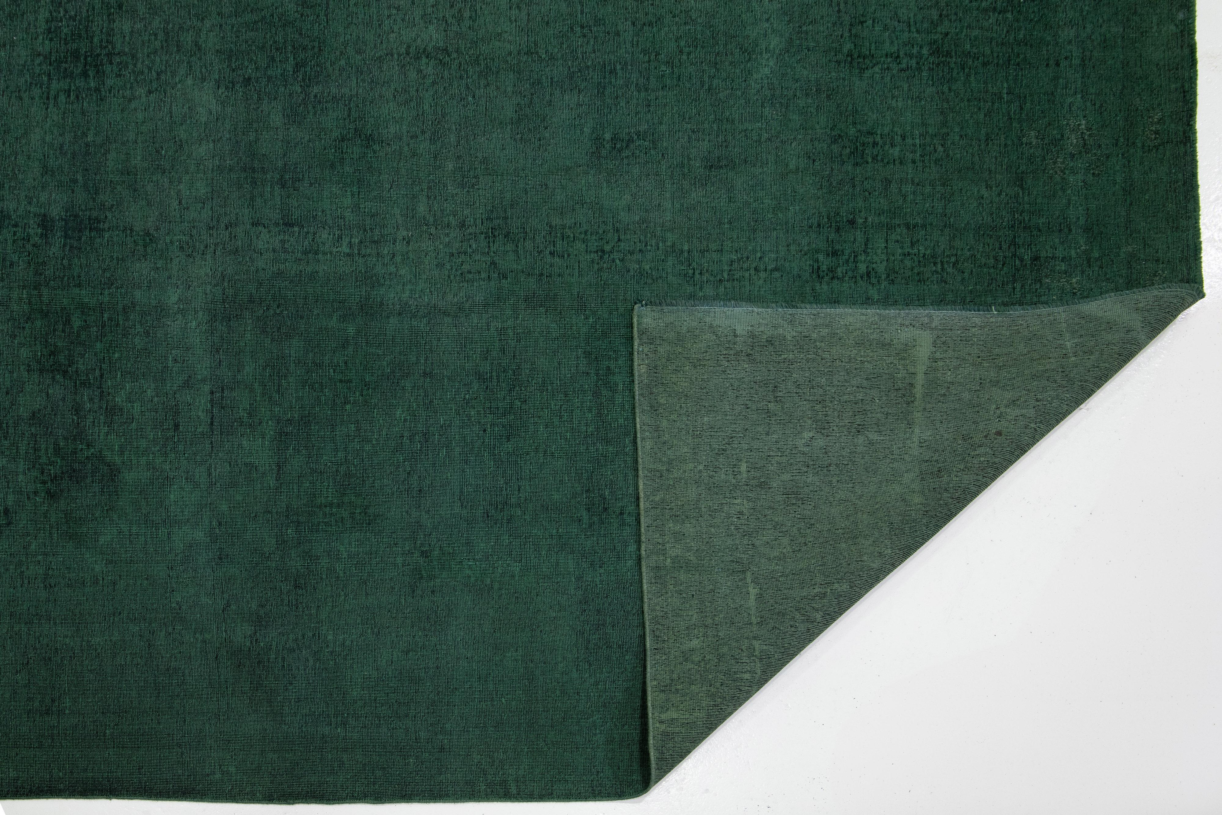 Islamique Tapis persan surteint en vert avec motif floral sur toute sa surface en vente