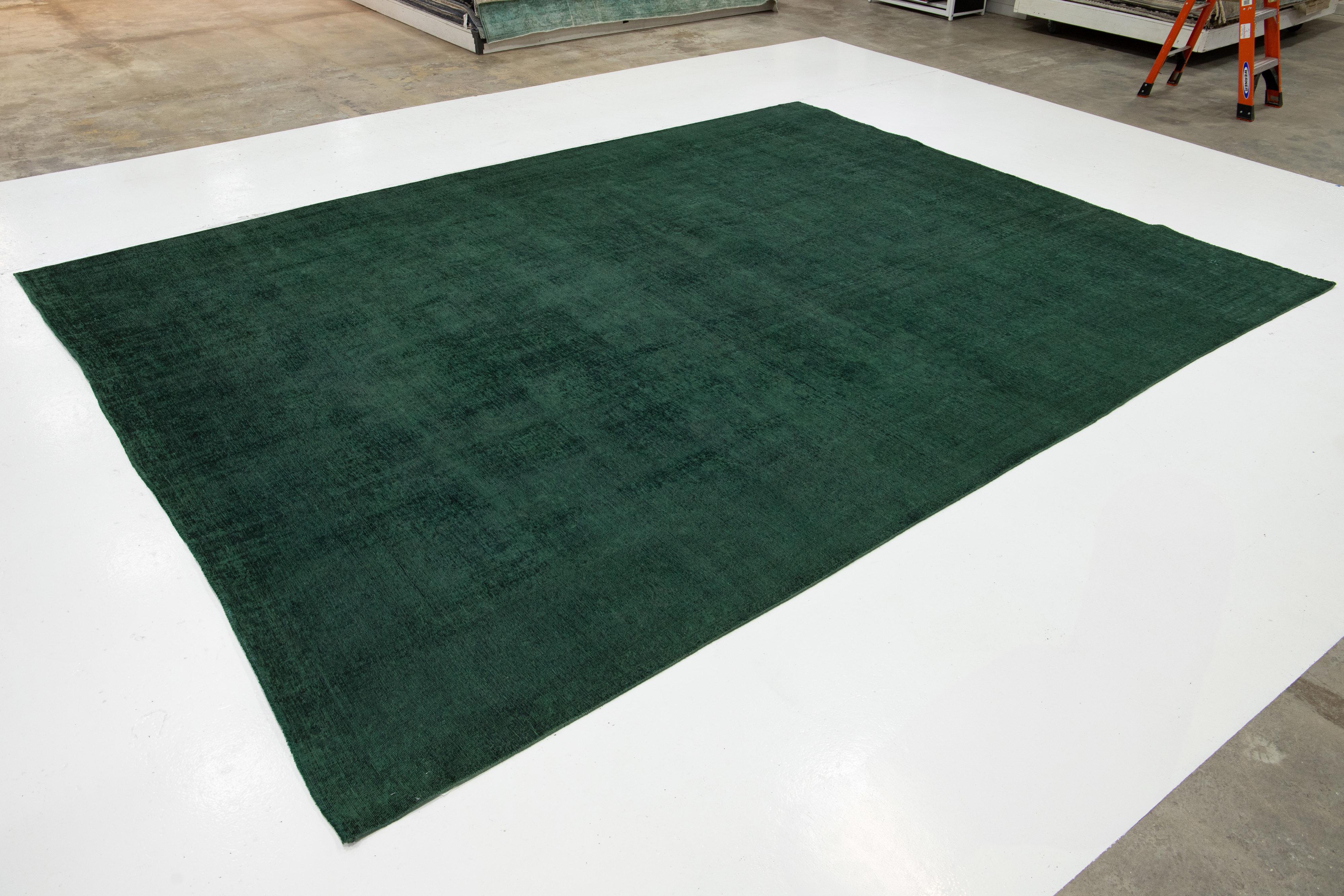Pakistanais Tapis persan surteint en vert avec motif floral sur toute sa surface en vente