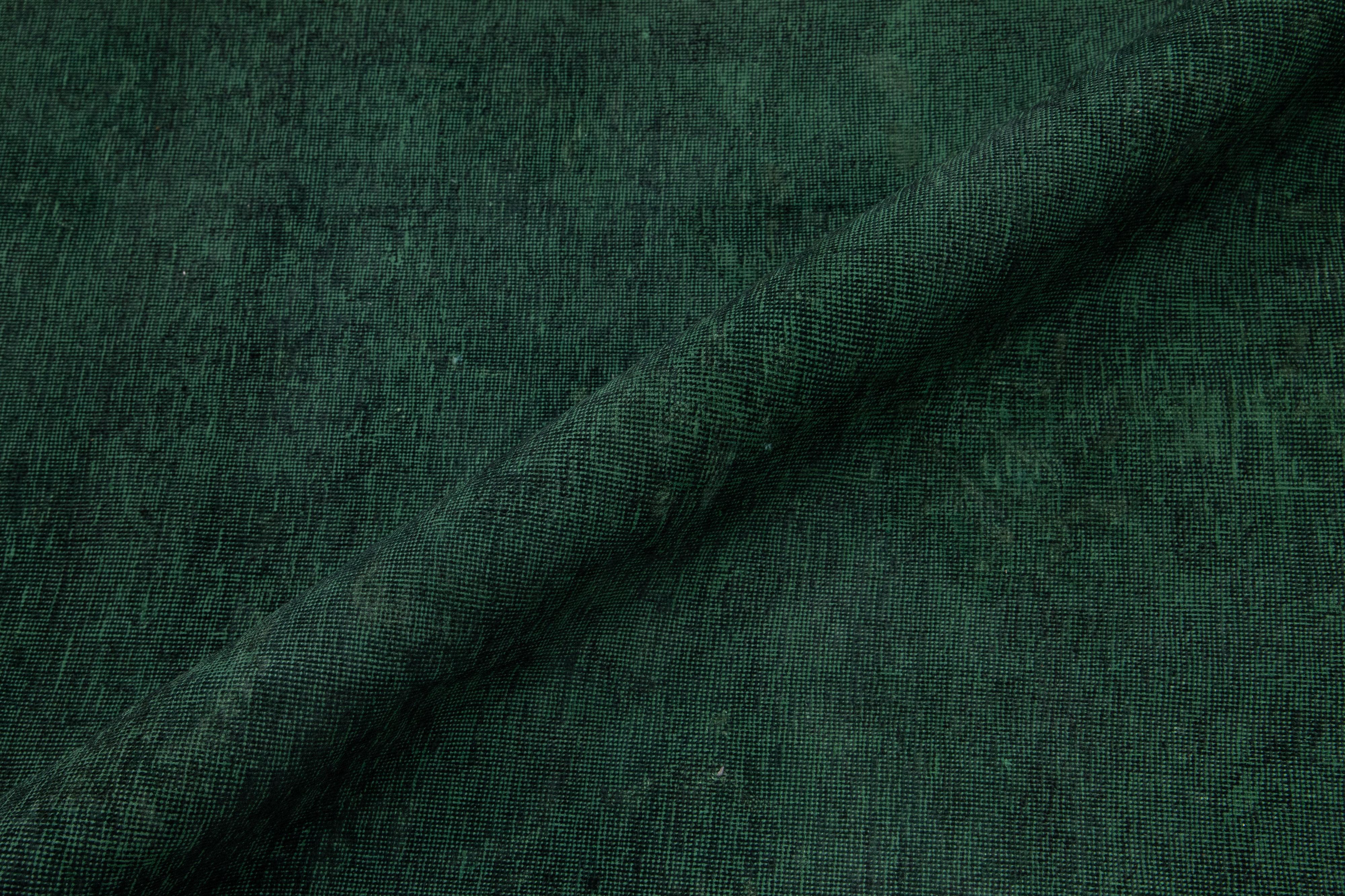 Noué à la main Tapis persan surteint en vert avec motif floral sur toute sa surface en vente