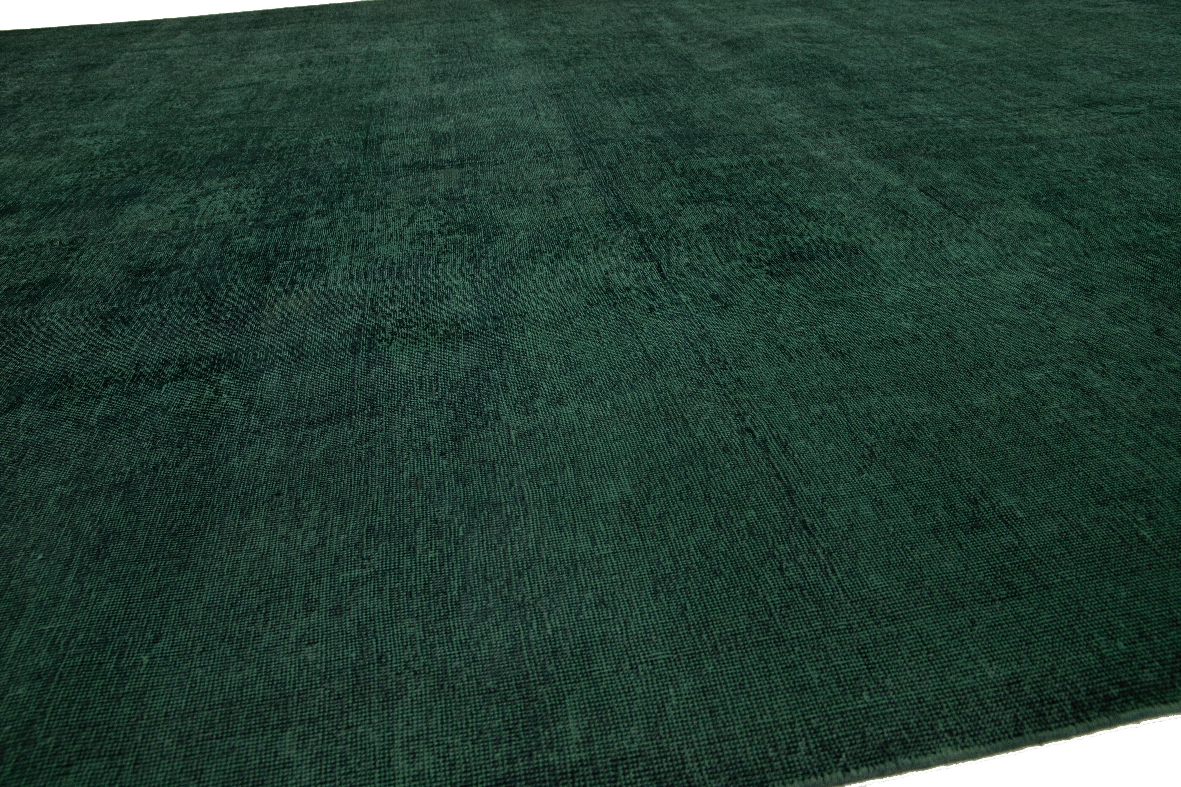 Tapis persan surteint en vert avec motif floral sur toute sa surface Excellent état - En vente à Norwalk, CT