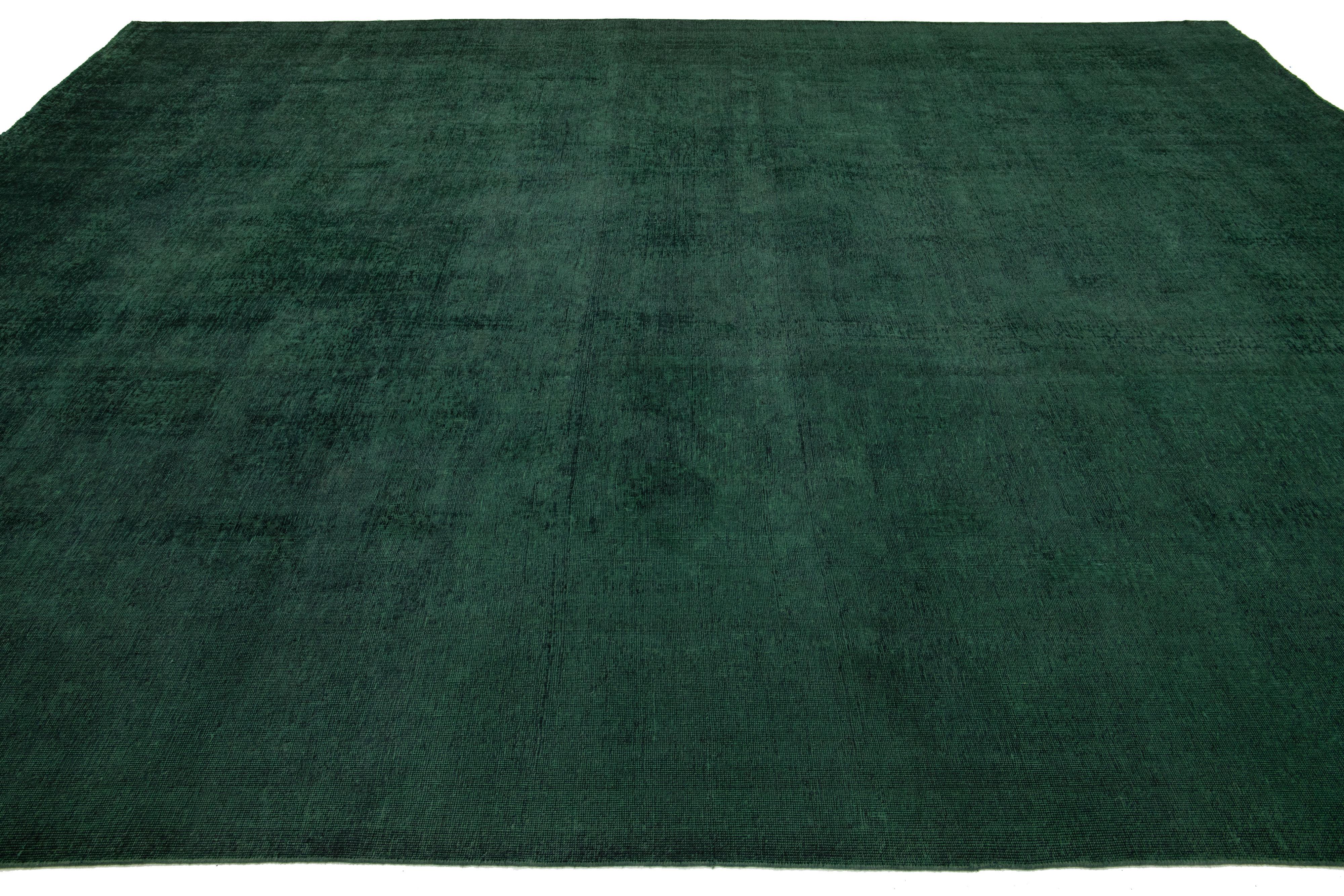 20ième siècle Tapis persan surteint en vert avec motif floral sur toute sa surface en vente