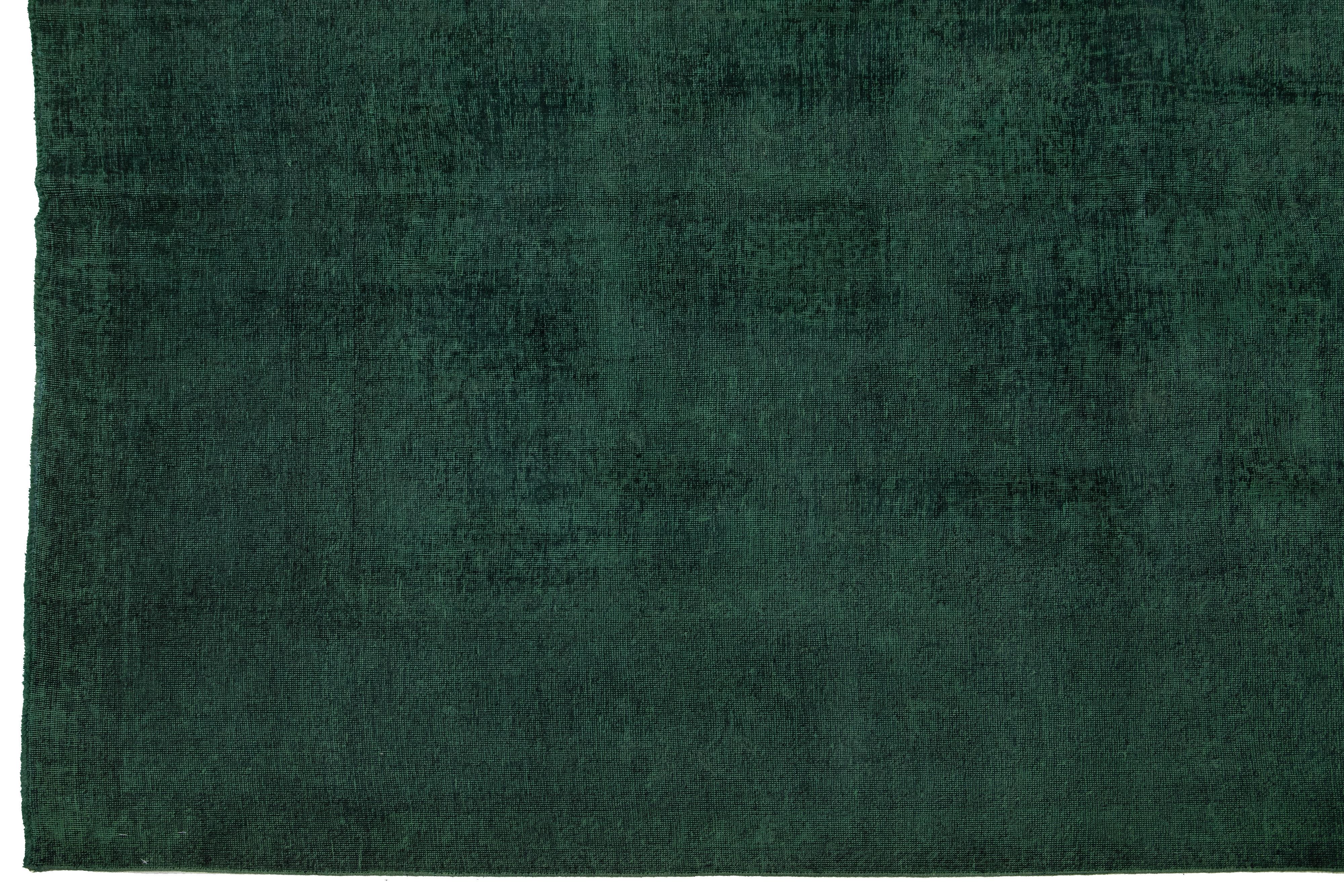 Laine Tapis persan surteint en vert avec motif floral sur toute sa surface en vente