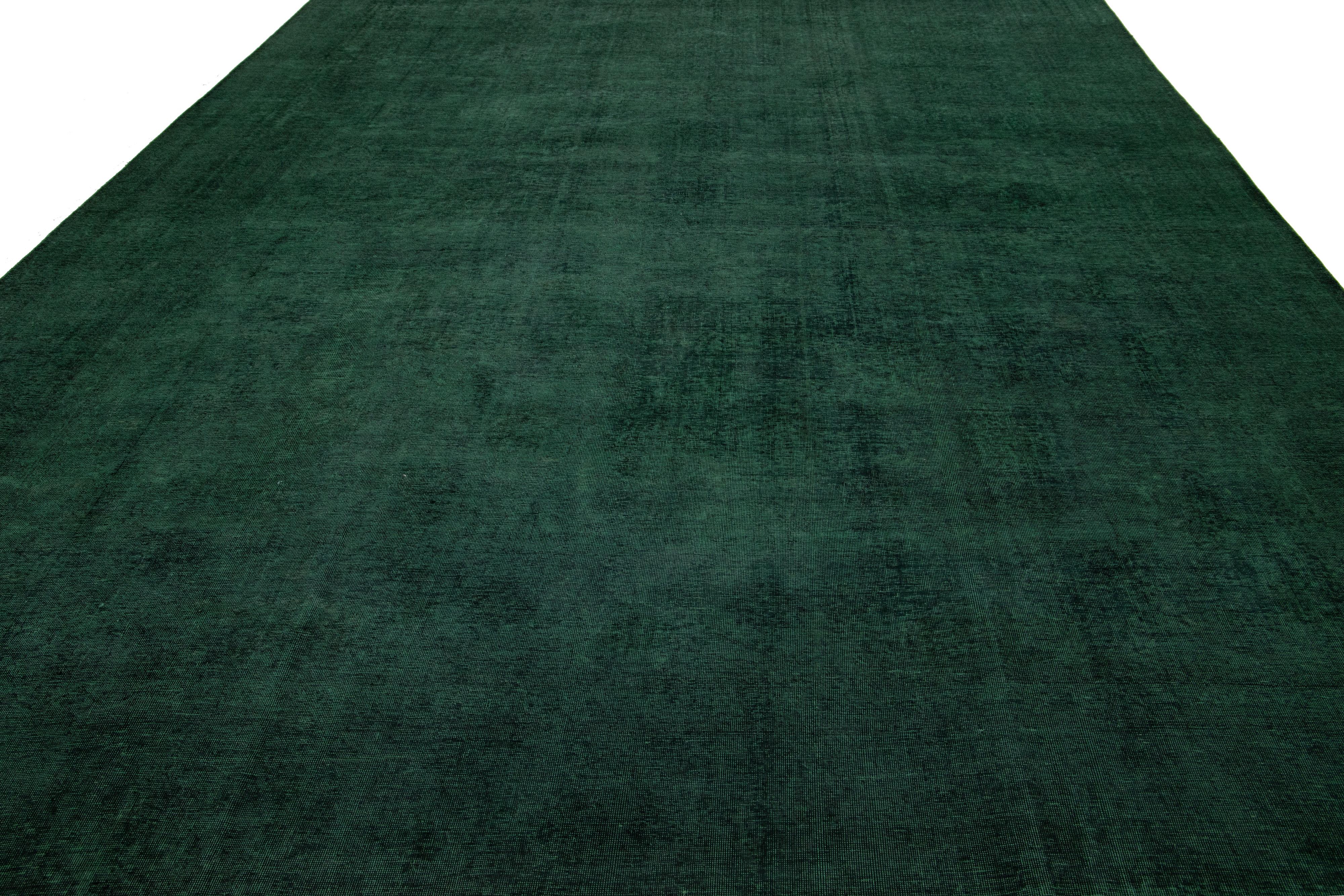 Tapis persan surteint en vert avec motif floral sur toute sa surface en vente 1