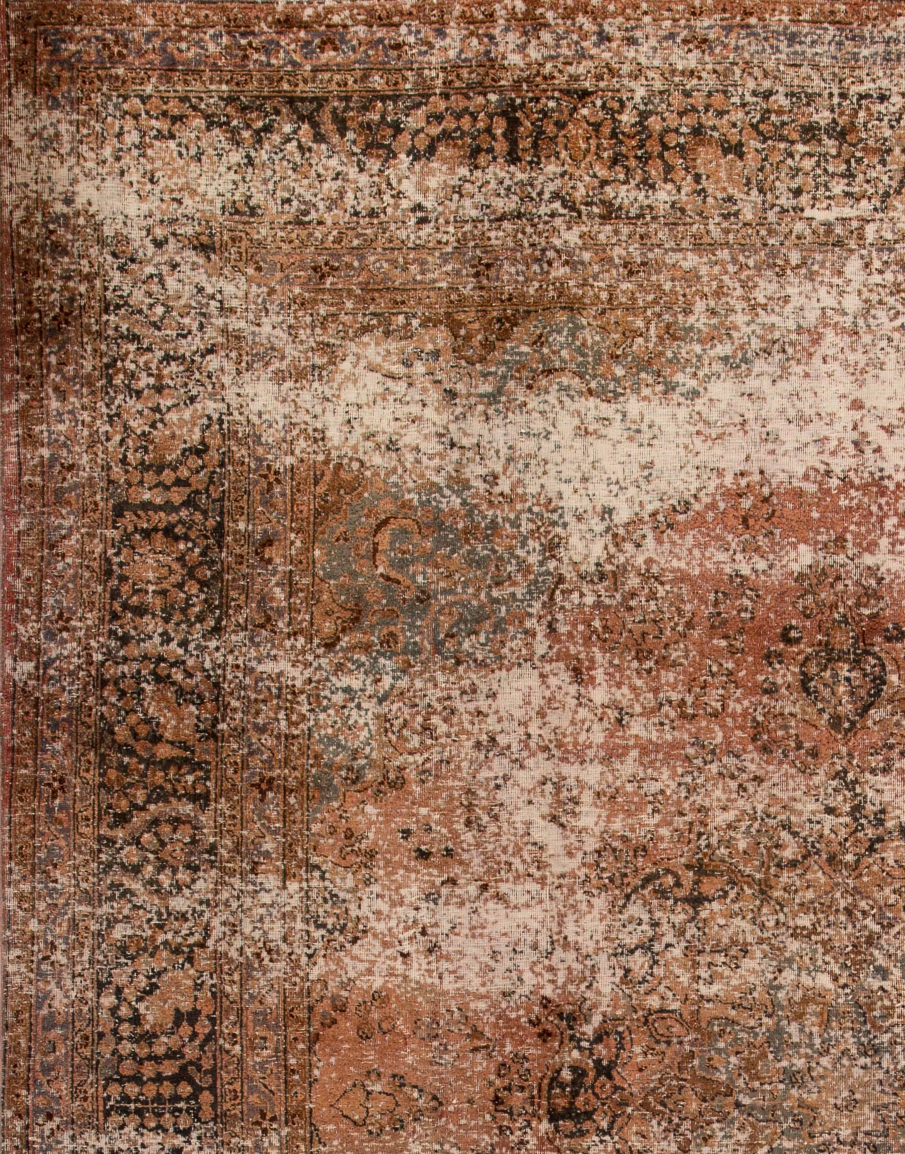 Un tapis vintage noué à la main, surteint et délavé, avec un motif sur toute la surface. Ce tapis mesure : 9'5