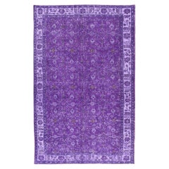 Oushak turc vintage overdyed avec motif floral sur toute sa surface en violet