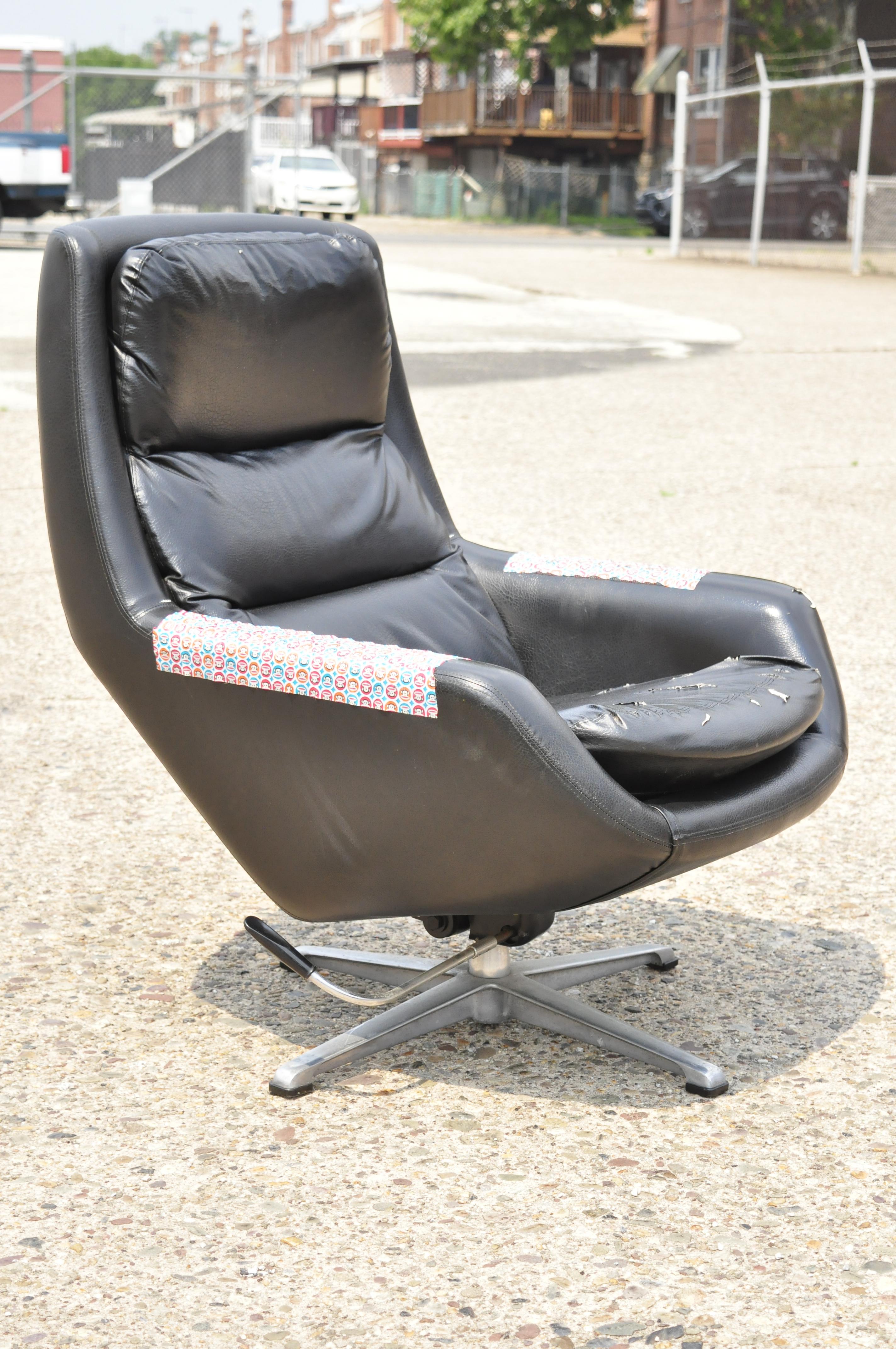 Vintage Overman Swedish Mid-Century Modern swivel pod lounge club arm chair. Item features swivel base, tilt seat, original label, very nice modernist lines, quality Swedish craftsmanship. Circa Mid 20th Century. Measurements: 37